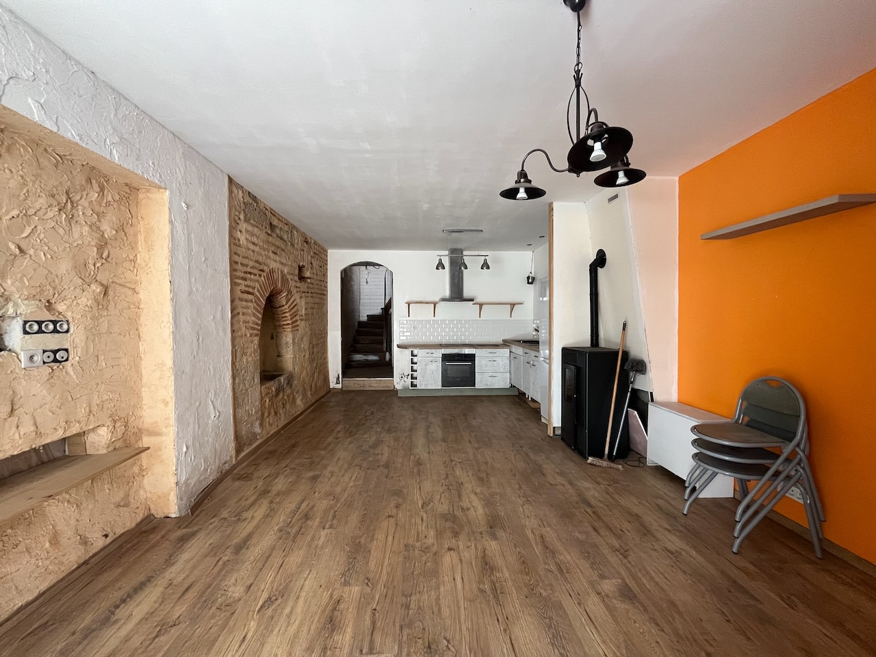 Secteur Castelmoron-sur-Lot, venez découvrir cette maison de ville de 131 m² sur 3 niveaux, avec terrasse. Elle se compose, au rez-de-chaussée, d'une pièce de vie avec cuisine ouverte de 29,67 m², d'une salle d'eau et d'un WC. Au premier étage, un large c