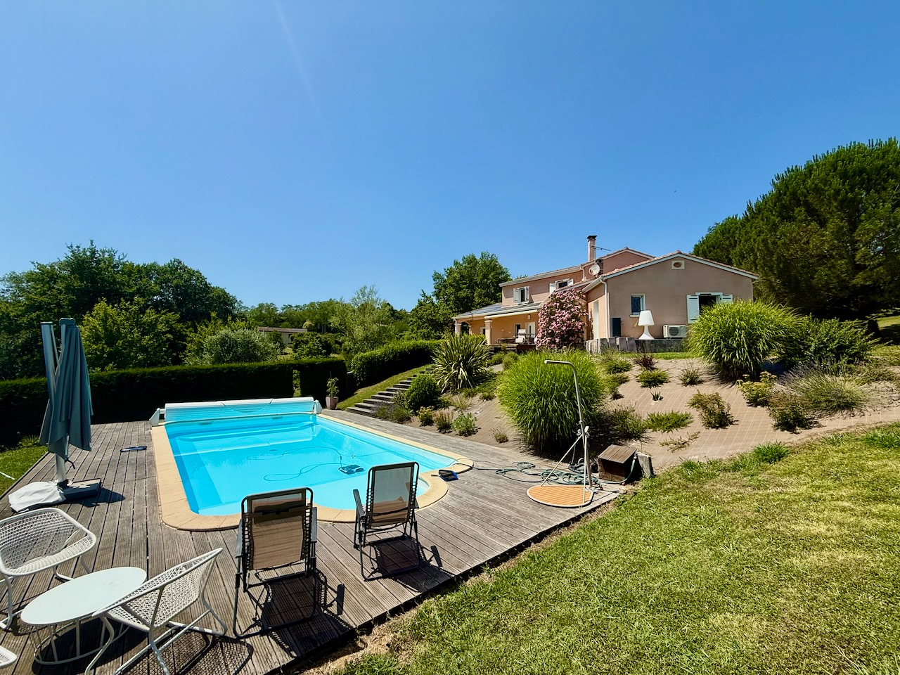 Aux portes de Villeneuve sur Lot, avec une vue dominante sur la campagne environnante, cette maison moderne de 170,57 m2 habitables a tout pour vous séduire. À commencer par sa pièce de vie de 35,46 m2 avec insert, donnant sur la magnifique terrasse avec