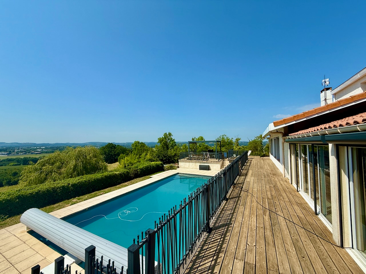 Maison Pujols 200m2 AVEC PISCINE ET VUE. Vous recherchez de la vue au calme dans un des plus beaux villages de France ? Ne cherchez plus cette maison est pour vous. A Pujols au calme en impasse cette maison de 200m2 va vous séduire par ces beaux volumes,
