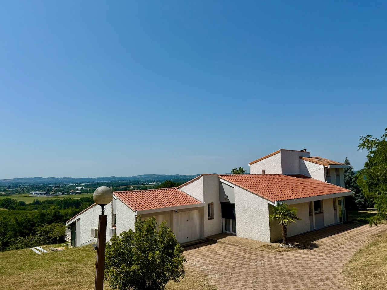 Photo Maison Pujols 200m2 AVEC PISCINE ET VUE. Vous recherchez de la vue au calme dans un des plus beaux villages de France ? Ne cherchez plus cette maison est pour vous. A Pujols au calme en impasse cette maison de 200m2 va vous séduire par ces beaux volumes, image 2/6