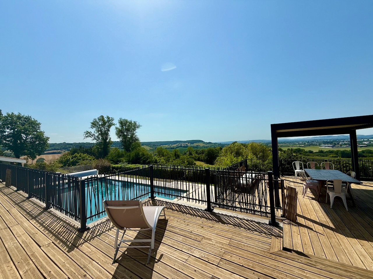 Photo Maison Pujols 200m2 AVEC PISCINE ET VUE. Vous recherchez de la vue au calme dans un des plus beaux villages de France ? Ne cherchez plus cette maison est pour vous. A Pujols au calme en impasse cette maison de 200m2 va vous séduire par ces beaux volumes, image 4/6