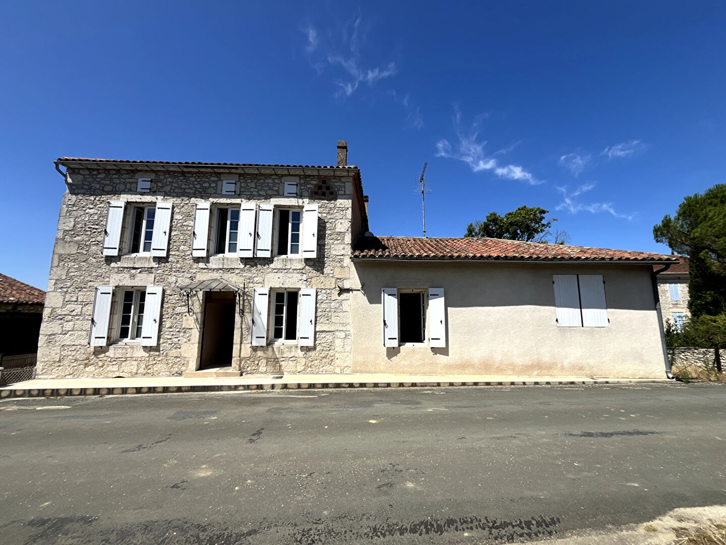 Secteur Prayssas , Charmante maison de village en pierre, avec extérieur, d'une surface d'environ 111 m² répartis sur deux niveaux. Au rez-de-chaussée, vous trouverez un spacieux salon/salle à manger de 34 m², une cuisine de 8 m², une salle d'eau de 4 m²,