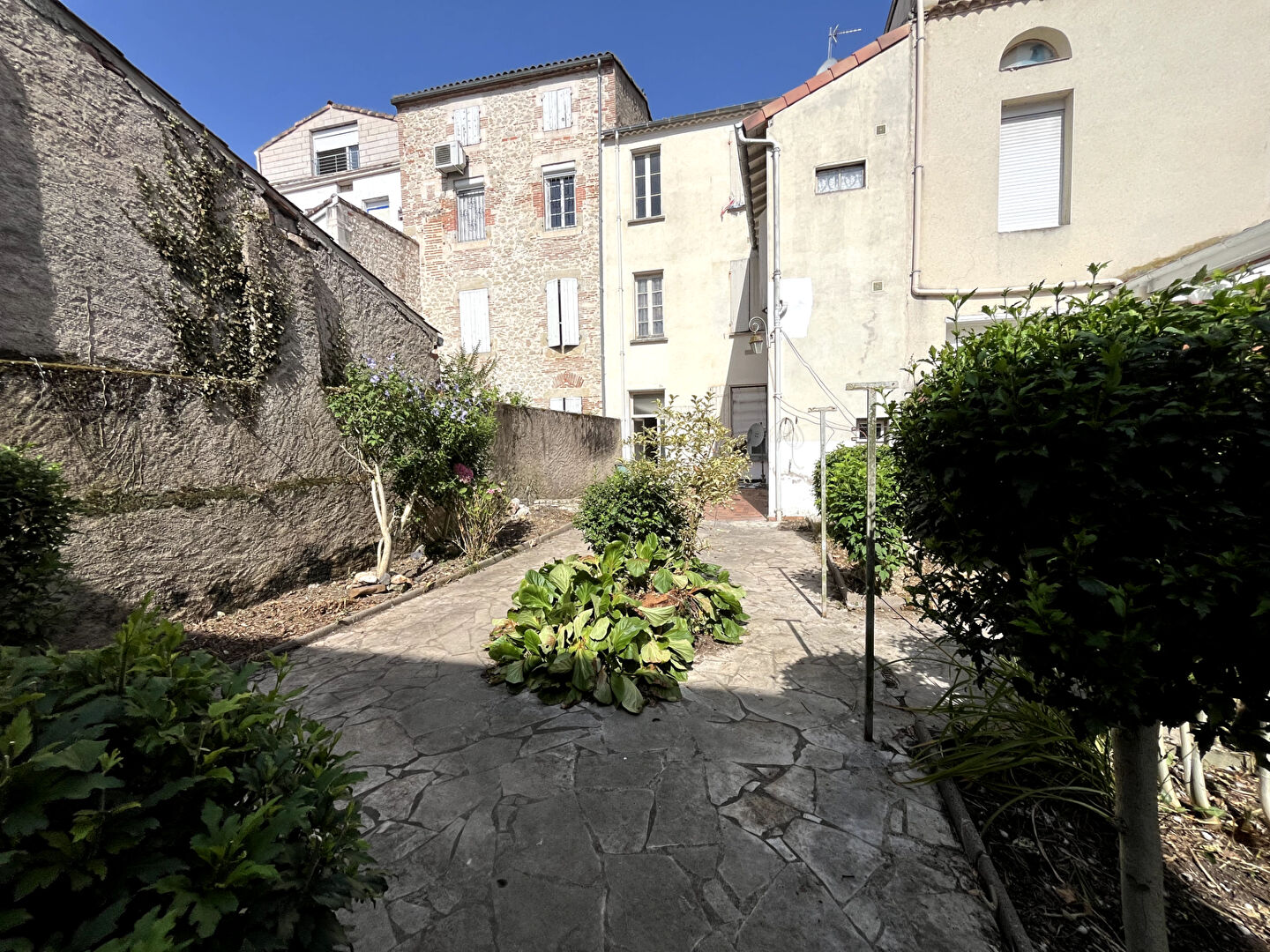 Villeneuve-sur-Lot, à quelques minutes à pied des commodités, cette maison de ville à rénover possède déjà tout le charme dont vous rêvez ! Ses 183 m² habitables se répartissent sur trois niveaux. Au rez-de-chaussée, autrefois un cabinet médical, vous tro