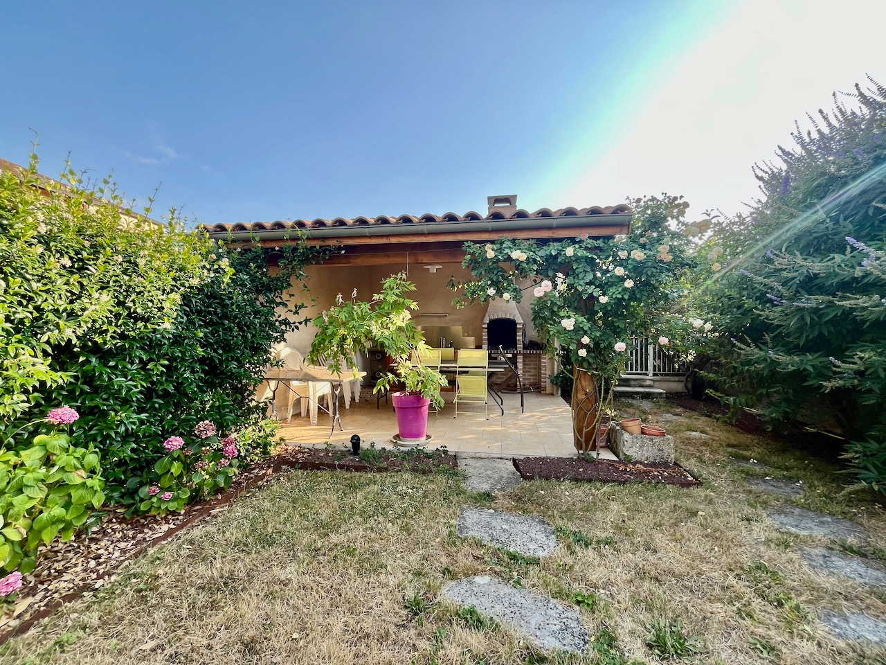 Photo Maison de ville de 150 m² avec jardin et garage à Villeneuve-sur-Lot. Située à deux pas du centre-ville, dans un quartier agréable, cette maison lumineuse et en excellent état offre de beaux volumes.  Au rez-de-chaussée, vous trouverez une entrée de 9 m² image 1/6