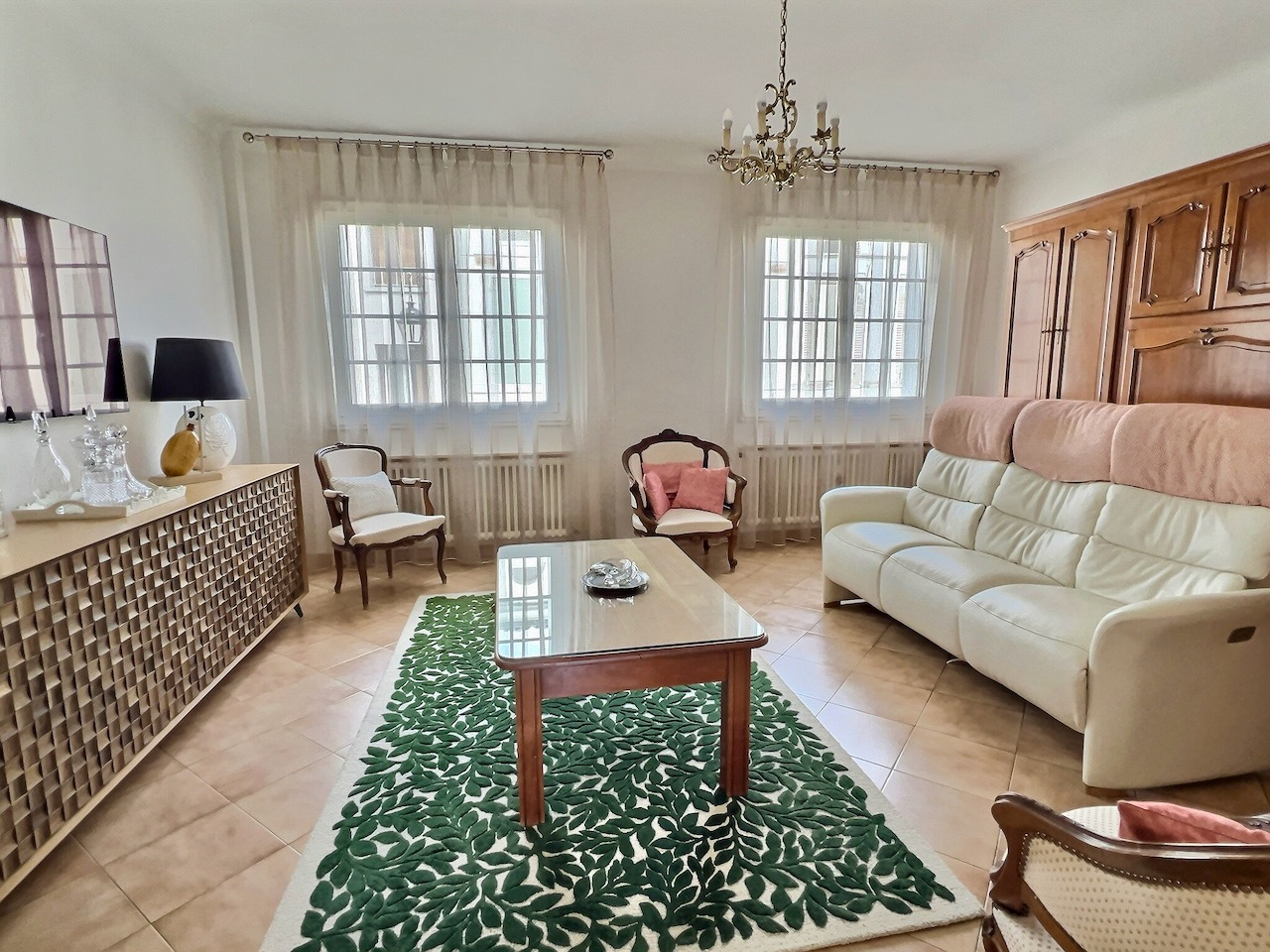 Photo Maison de ville de 150 m² avec jardin et garage à Villeneuve-sur-Lot. Située à deux pas du centre-ville, dans un quartier agréable, cette maison lumineuse et en excellent état offre de beaux volumes.  Au rez-de-chaussée, vous trouverez une entrée de 9 m² image 5/6