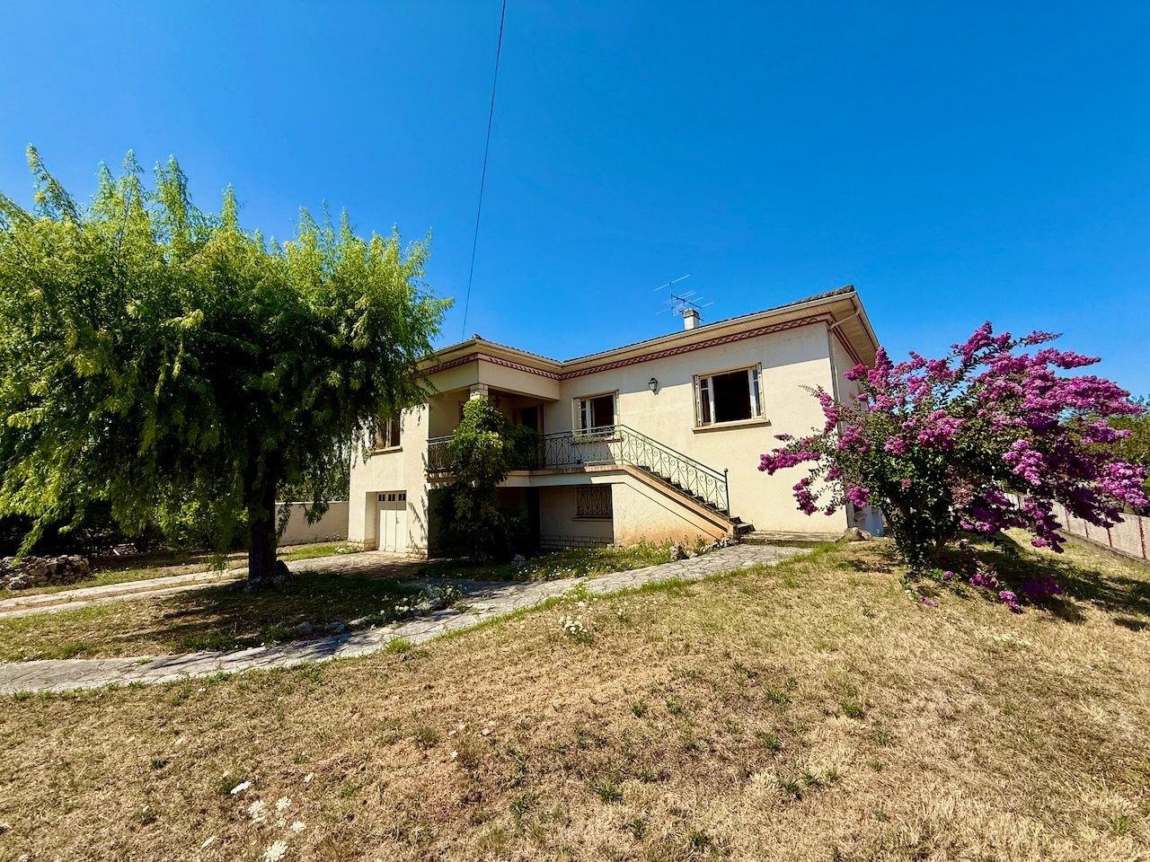 Maison des années 70 à Villeneuve-sur-Lot Rive droite Située dans un quartier prisé à deux pas du centre-ville, cette maison des années 60 offre de beaux volumes avec environ 100 m² par niveau. À l'étage : entrée, séjour lumineux, cuisine indépendante,