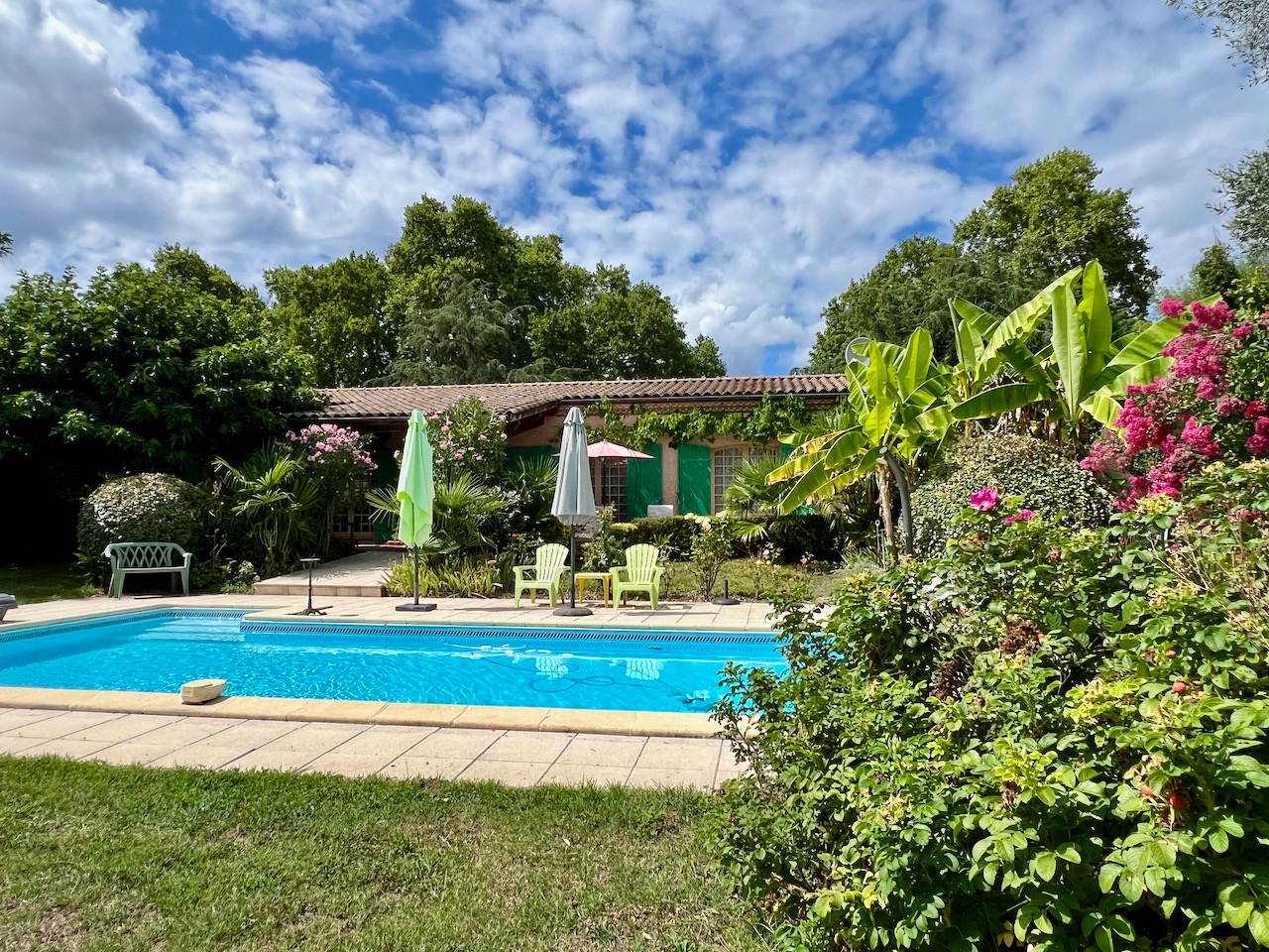 À l'extérieur, vous profiterez d'une terrasse agréable, d'une piscine exposée plein sud, d'un grand jardin arboré et d'un garage en sous-sol. Le véritable atout de cette propriété reste son accès direct au Lot, avec une vue dégagée sur la rivière, idéale