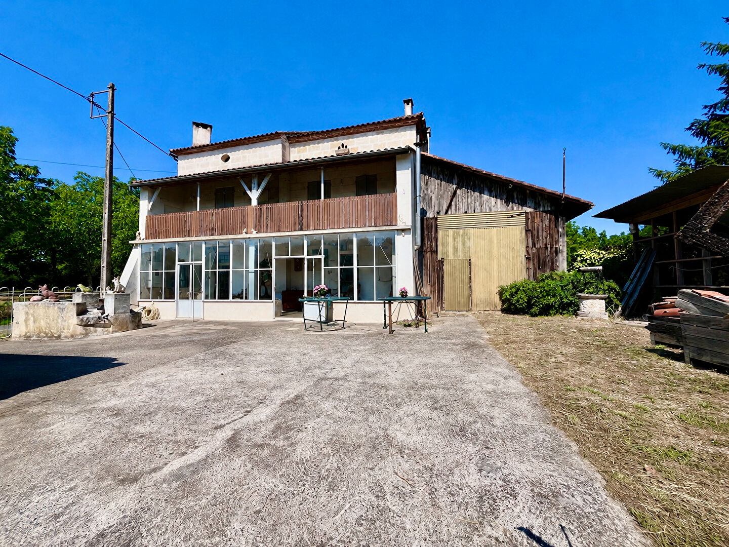 À Castelmoron-sur-Lot, venez découvrir cet ensemble immobilier situé dans un environnement calme, avec un jardin d'environ 1 863 m². L'ensemble comprend une maison en pierre de 148,27 m², composée au rez-de-chaussée d'une véranda de 19,26 m², d'une pièce