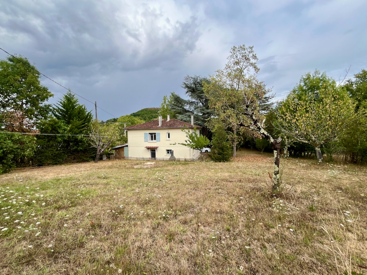 Photo Pujols? Maison individuelle avec grand terrain arboré    Située à Pujols cette maison individuelle d'environ 90 m² est édifiée sur un beau terrain arboré de près de 2000 m², avec un atelier au fond du jardin.    À l'étage, elle offre une entrée desservant image 1/6