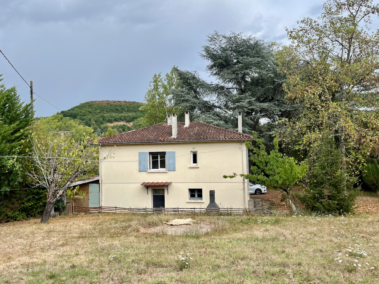 Photo Pujols? Maison individuelle avec grand terrain arboré    Située à Pujols cette maison individuelle d'environ 90 m² est édifiée sur un beau terrain arboré de près de 2000 m², avec un atelier au fond du jardin.    À l'étage, elle offre une entrée desservant image 2/6