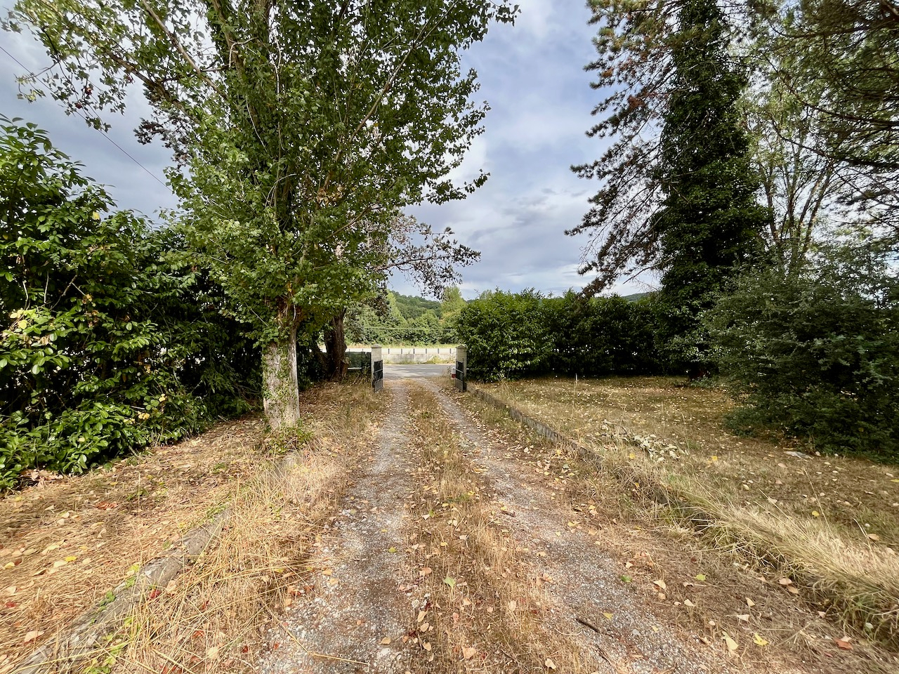 Photo Pujols? Maison individuelle avec grand terrain arboré    Située à Pujols cette maison individuelle d'environ 90 m² est édifiée sur un beau terrain arboré de près de 2000 m², avec un atelier au fond du jardin.    À l'étage, elle offre une entrée desservant image 4/6