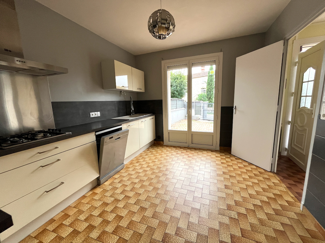 Photo Penne d'Agenais, appartement de PLAIN PIED de 101,18 m² avec terrasse ou place de parking privative. Ses atouts : * Plain pied dans quartier tranquille, * Appartement spacieux avec grande pièce de vie, cuisine équipée, deux chambres de 16,95 et 14 m²  Cha image 2/6