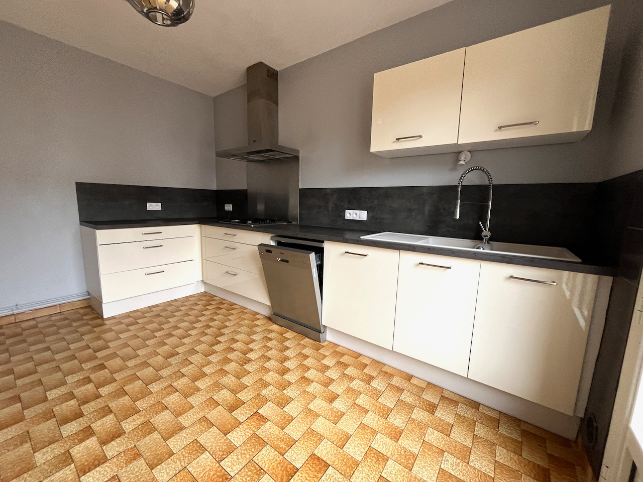 Photo Penne d'Agenais, appartement de PLAIN PIED de 101,18 m² avec terrasse ou place de parking privative. Ses atouts : * Plain pied dans quartier tranquille, * Appartement spacieux avec grande pièce de vie, cuisine équipée, deux chambres de 16,95 et 14 m²  Cha image 3/6