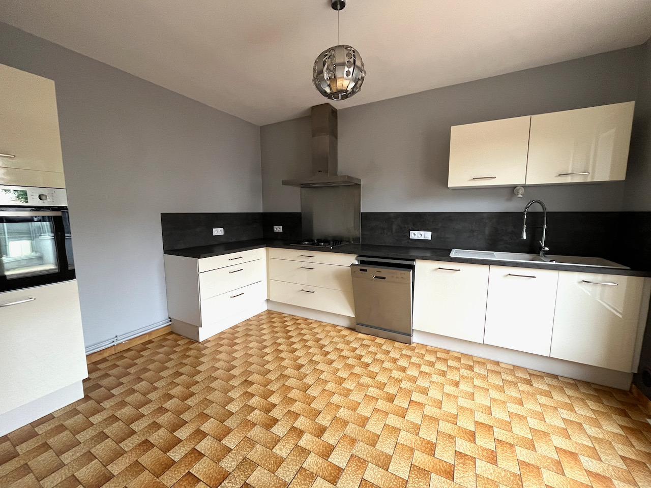 Photo Penne d'Agenais, appartement de PLAIN PIED de 101,18 m² avec terrasse ou place de parking privative. Ses atouts : * Plain pied dans quartier tranquille, * Appartement spacieux avec grande pièce de vie, cuisine équipée, deux chambres de 16,95 et 14 m²  Cha image 4/6