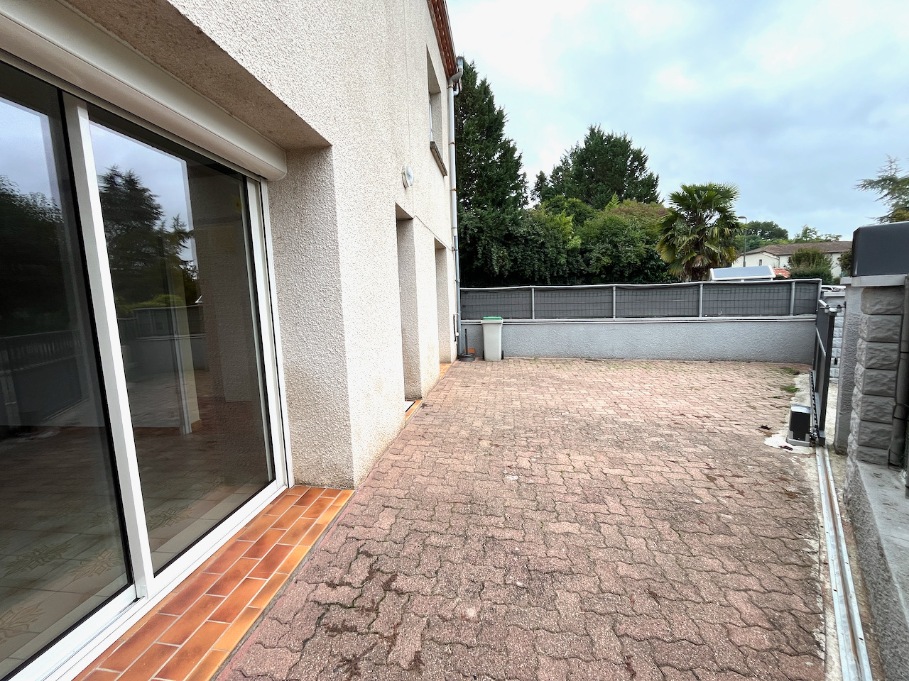 Photo Penne d'Agenais, appartement de PLAIN PIED de 101,18 m² avec terrasse ou place de parking privative. Ses atouts : * Plain pied dans quartier tranquille, * Appartement spacieux avec grande pièce de vie, cuisine équipée, deux chambres de 16,95 et 14 m²  Cha image 5/6