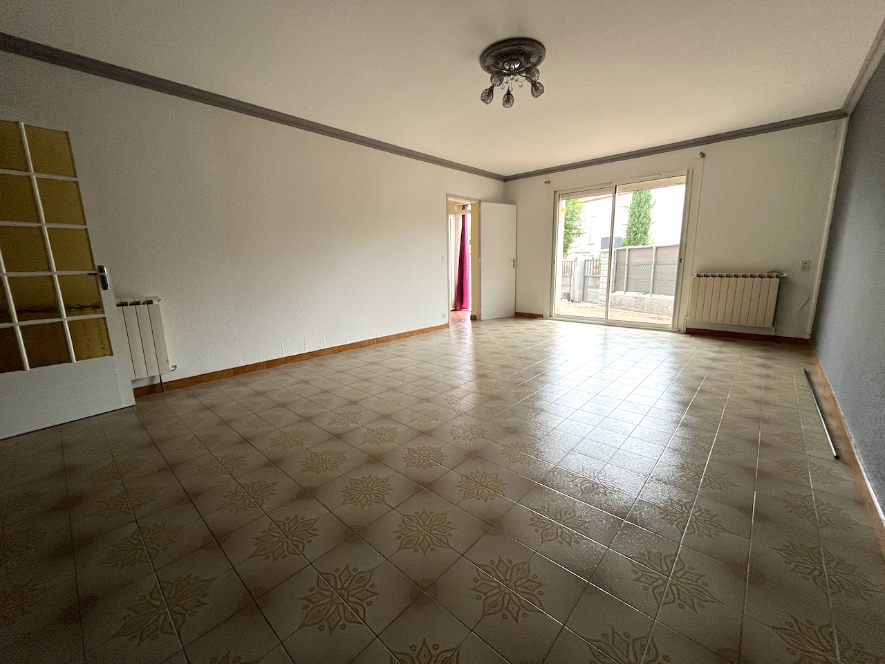 Photo Penne d'Agenais, appartement de PLAIN PIED de 101,18 m² avec terrasse ou place de parking privative. Ses atouts : * Plain pied dans quartier tranquille, * Appartement spacieux avec grande pièce de vie, cuisine équipée, deux chambres de 16,95 et 14 m²  Cha image 6/6