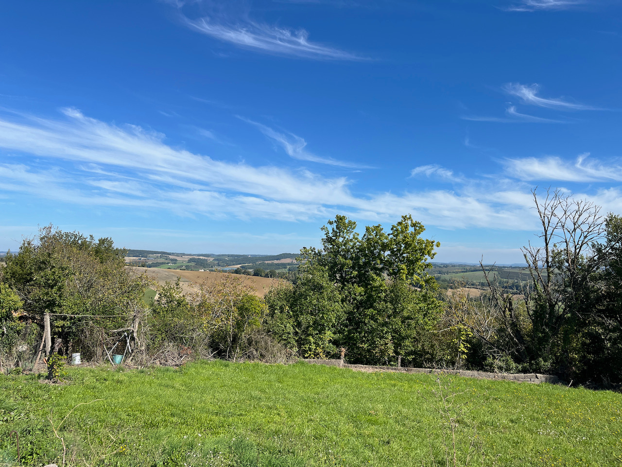 A 20 minutes de Villeneuve sur Lot, sur la commune de Monclar, terrain constructible d'environ 3910 m2. Vous aimerez sa belle vue dominante et la grandeur de la parcelle.