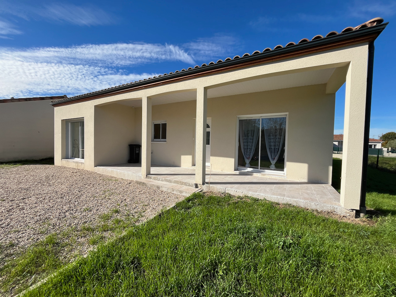 Pujols, secteur Malbentre, maison de plain pied de 2020 de 103 m², spacieuse avec son séjour de 50 m², lumineux avec vue dégagée, ses 3 chambres de 13,3 - 13,3 et 14,5 m², sa salle d'eau avec WC, sa buanderie (chauffe-eau thermodynamique et chauffage au s