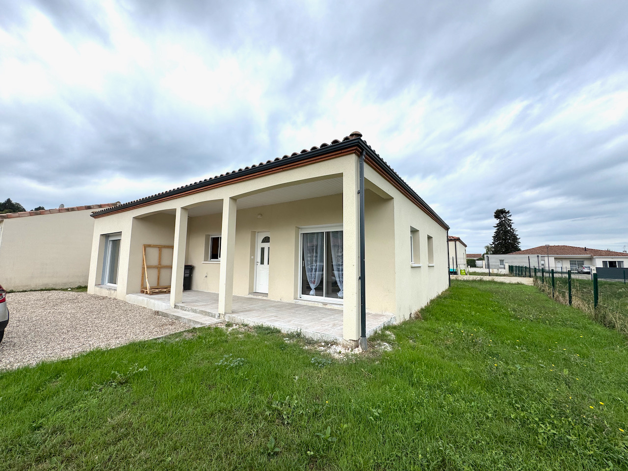 Pujols, secteur Malbentre, maison de plain pied de 2020 de 103 m², spacieuse avec son séjour de 50 m², lumineux avec vue dégagée, ses 3 chambres de 13,3 - 13,3 et 14,5 m², sa salle d'eau avec WC, sa buanderie (chauffe-eau thermodynamique et chauffage au s