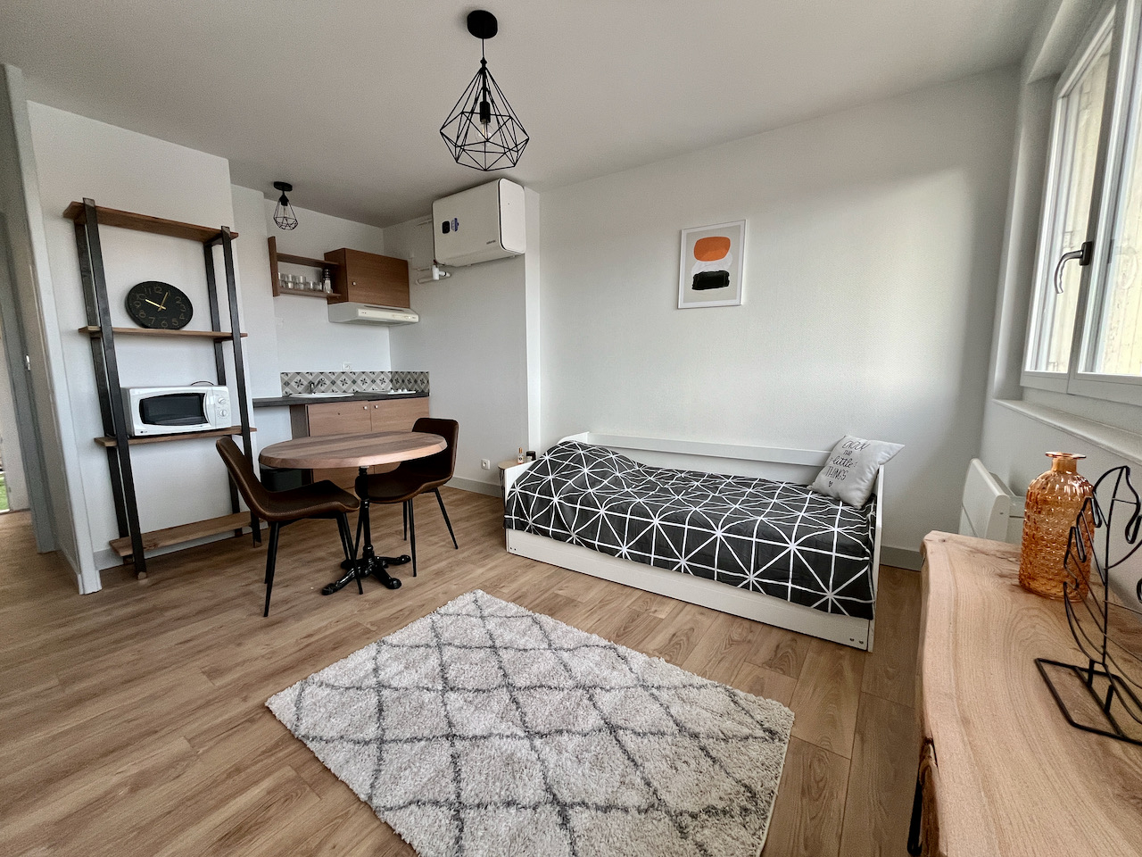 Photo Villeneuve sur Lot, appartement de 21 m2 MEUBLÉ rénové A NEUF avec BALCON. Situé au 3ème et dernier étage d'une résidence tranquille en centre ville, l'appartement est lumineux. Il comprend tout le confort nécessaire à une installation dans un meublé avec image 3/6