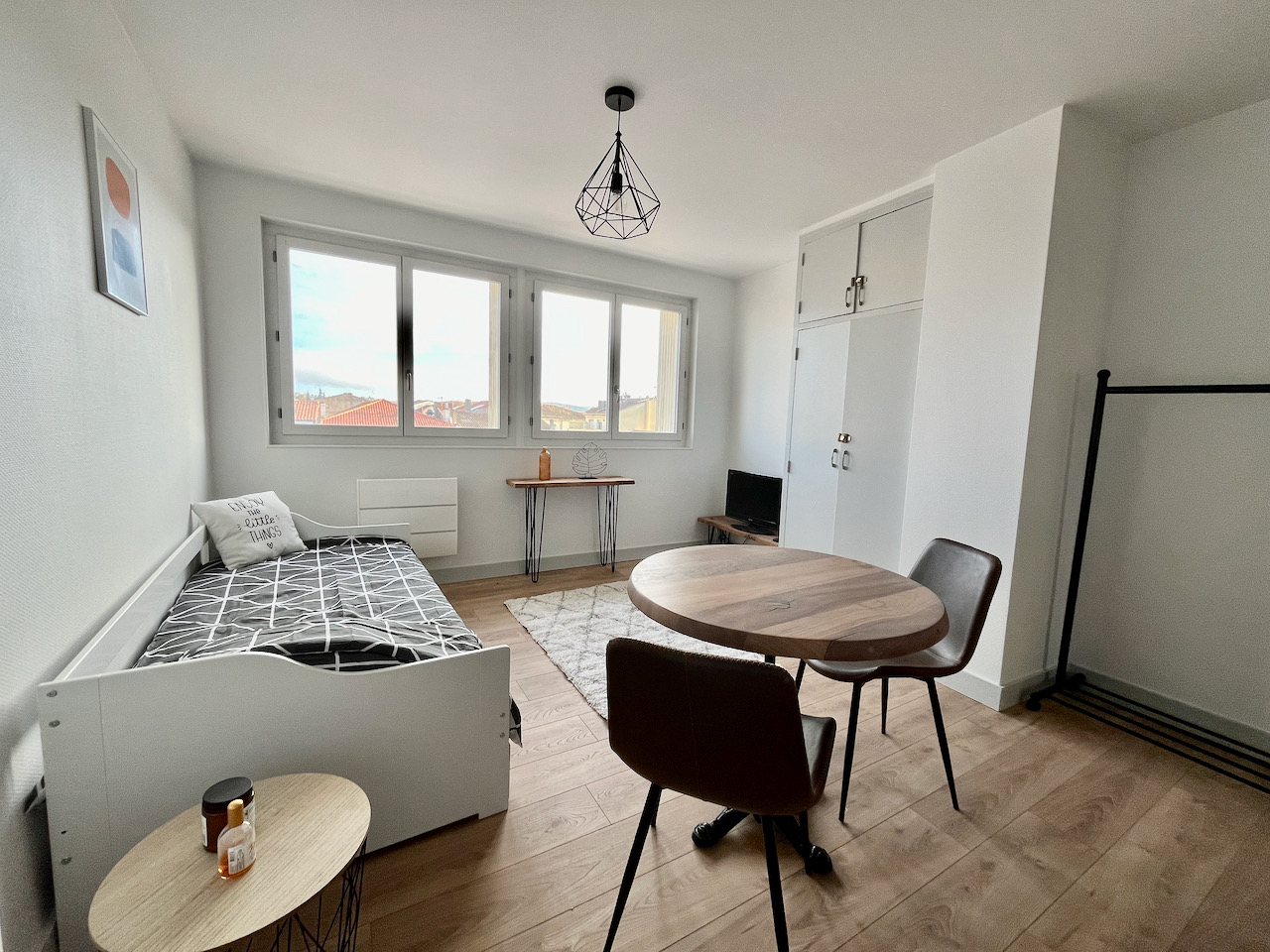 Photo Villeneuve sur Lot, appartement de 21 m2 MEUBLÉ rénové A NEUF avec BALCON. Situé au 3ème et dernier étage d'une résidence tranquille en centre ville, l'appartement est lumineux. Il comprend tout le confort nécessaire à une installation dans un meublé avec image 5/6