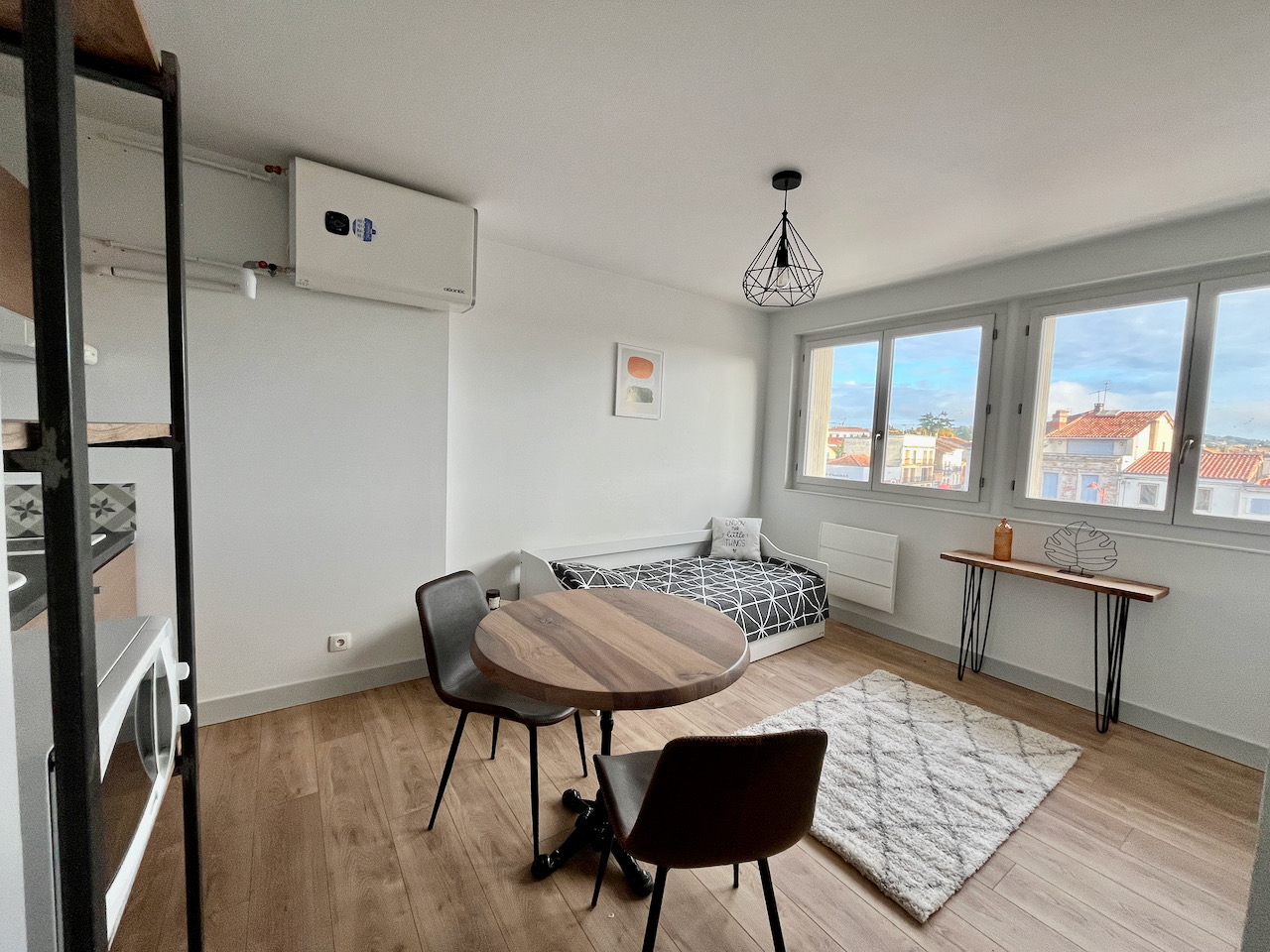 Photo IDEAL INVESTISSEUR !! Secteur Villeneuve/Lot, studio meublé de 21,24 m² situé au dernier étage d'une résidence sécurisée de 9 lots. L'appartement est vendu libre de toute occupation, précédemment loué 350 charges comprises.   Rentabilité de 8,48% brut so image 2/6