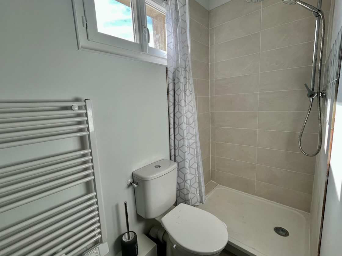 Photo IDEAL INVESTISSEUR !! Secteur Villeneuve/Lot, studio meublé de 21,24 m² situé au dernier étage d'une résidence sécurisée de 9 lots. L'appartement est vendu libre de toute occupation, précédemment loué 350 charges comprises.   Rentabilité de 8,48% brut so image 5/6