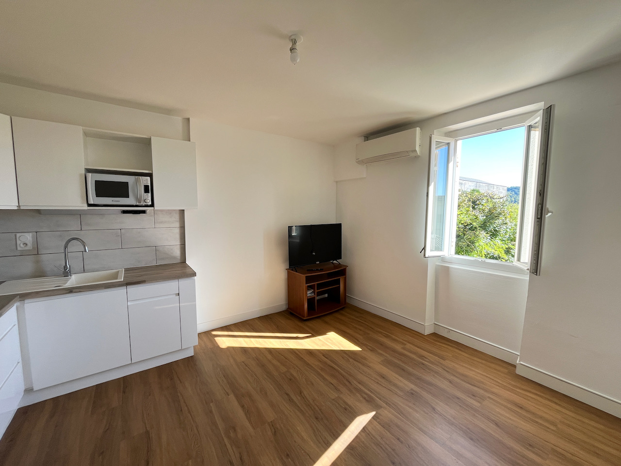 Sainte LIvrade sur Lot, au dernier étage d'une réisdence tranquille, avec vue sur un parc privatif à la résidence, appartement T2 bien équipé de 37 m²  offrant pièce de vie avec cuisine équipée (four, plaque, hotte, micro-onde, frigo) chambre avec placard
