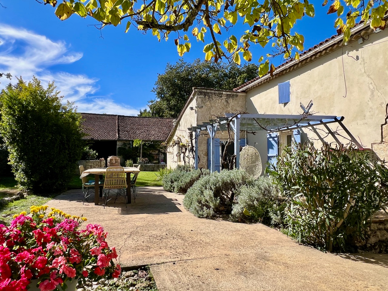 Entre Castelmoron-sur-Lot et Villeneuve-sur-Lot, au coeur d'un cadre campagne privilégié, découvrez cette superbe propriété en pierre pleine de charme (300m2 habitables environ), comprenant une maison principale, un gîte indépendant et une piscine sur un