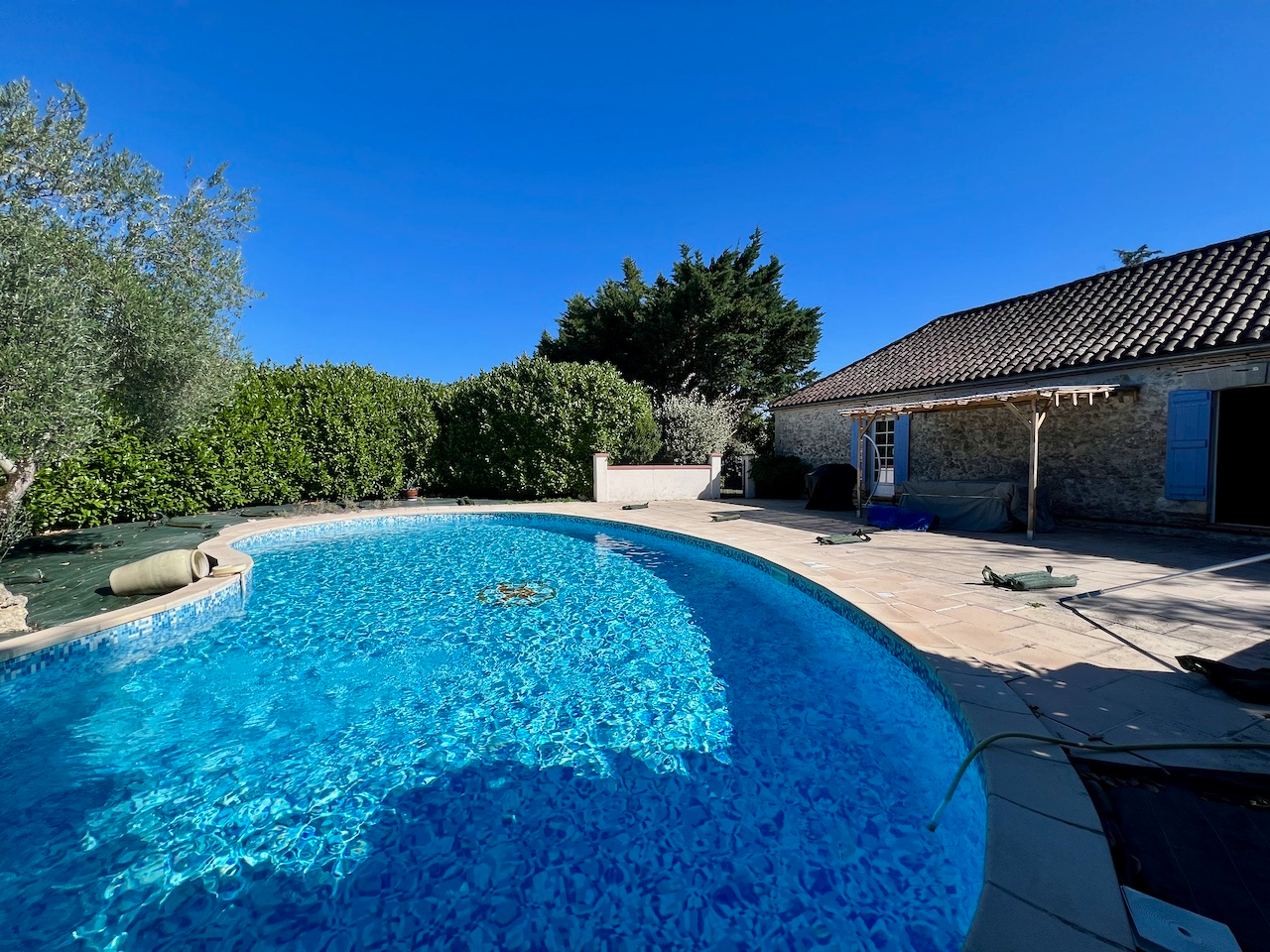 Photo Entre Castelmoron-sur-Lot et Villeneuve-sur-Lot, au coeur d'un cadre campagne privilégié, découvrez cette superbe propriété en pierre pleine de charme (300m2 habitables environ), comprenant une maison principale, un gîte indépendant et une piscine sur un image 4/6