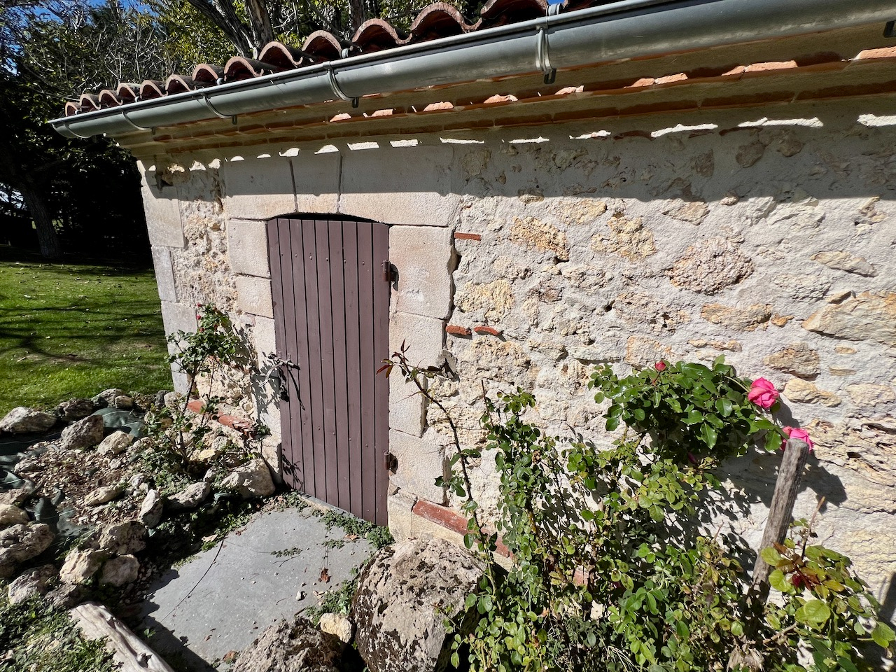 Photo Entre Castelmoron-sur-Lot et Villeneuve-sur-Lot, au coeur d'un cadre campagne privilégié, découvrez cette superbe propriété en pierre pleine de charme (300m2 habitables environ), comprenant une maison principale, un gîte indépendant et une piscine sur un image 5/6