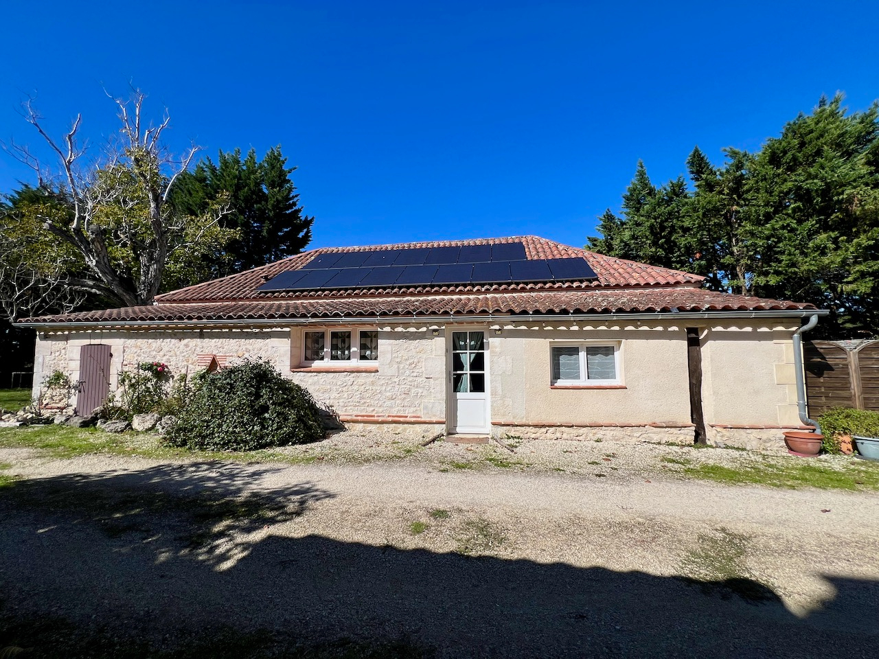 Photo Entre Castelmoron-sur-Lot et Villeneuve-sur-Lot, au coeur d'un cadre campagne privilégié, découvrez cette superbe propriété en pierre pleine de charme (300m2 habitables environ), comprenant une maison principale, un gîte indépendant et une piscine sur un image 6/6