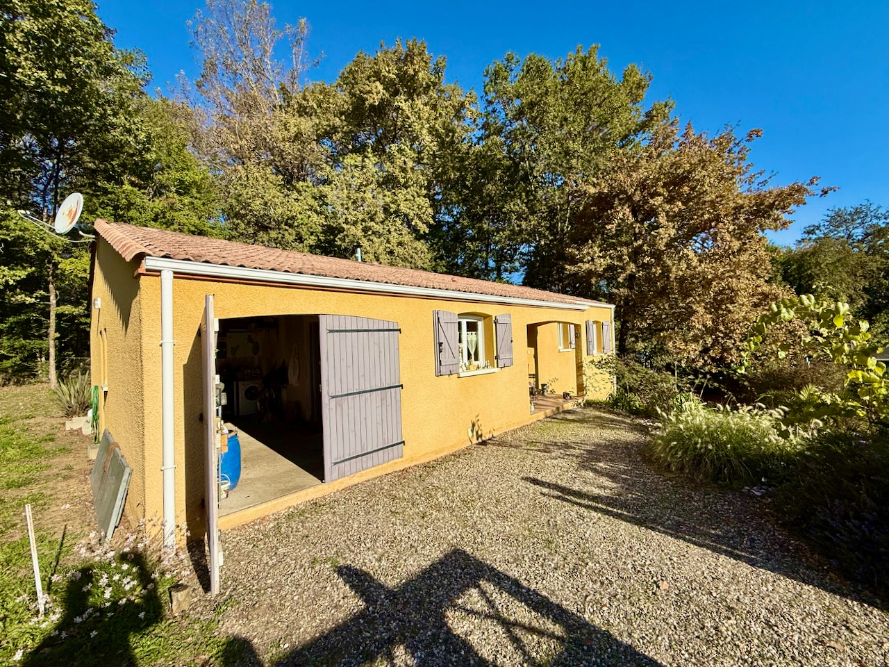 Maison de plain-pied dans à PONT DU CASSE de 103m2. Cette maison de plain-pied, soigneusement aménagée, allie confort et convivialité. Elle offre une spacieuse pièce de vie baignée de lumière, avec une cuisine semi-ouverte idéale pour partager des moments