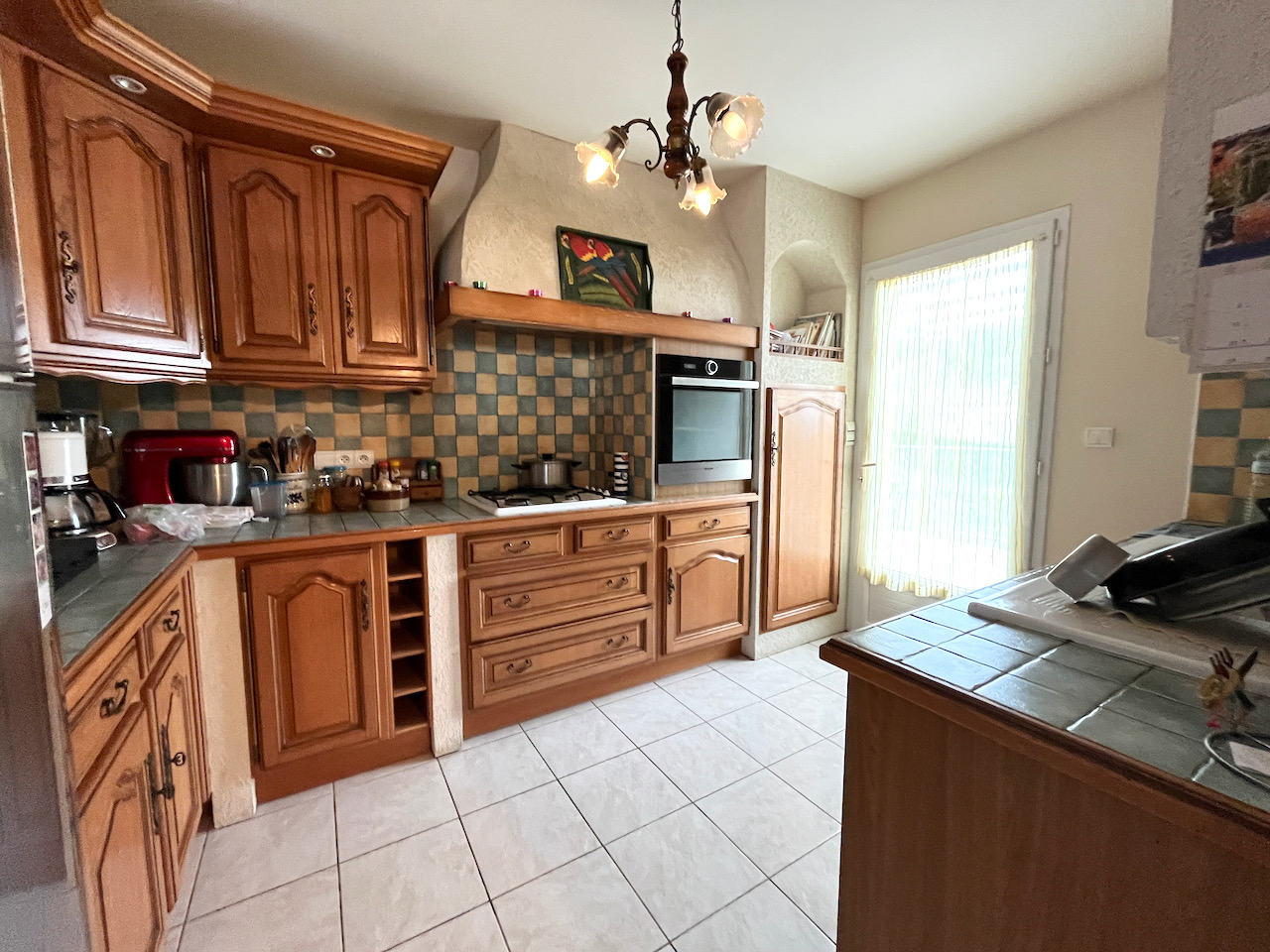 Photo Monbahus, maison de 2006 à louer de 99 m2 avec grand garage de 100 m2.  Ses atouts : * grande pièce de vie avec poêle à bois et vue sur les collines * cuisine équipée (plaques, four, hotte, meubles hautes et bas) * terrasse très agréable depuis la cuisine image 2/6