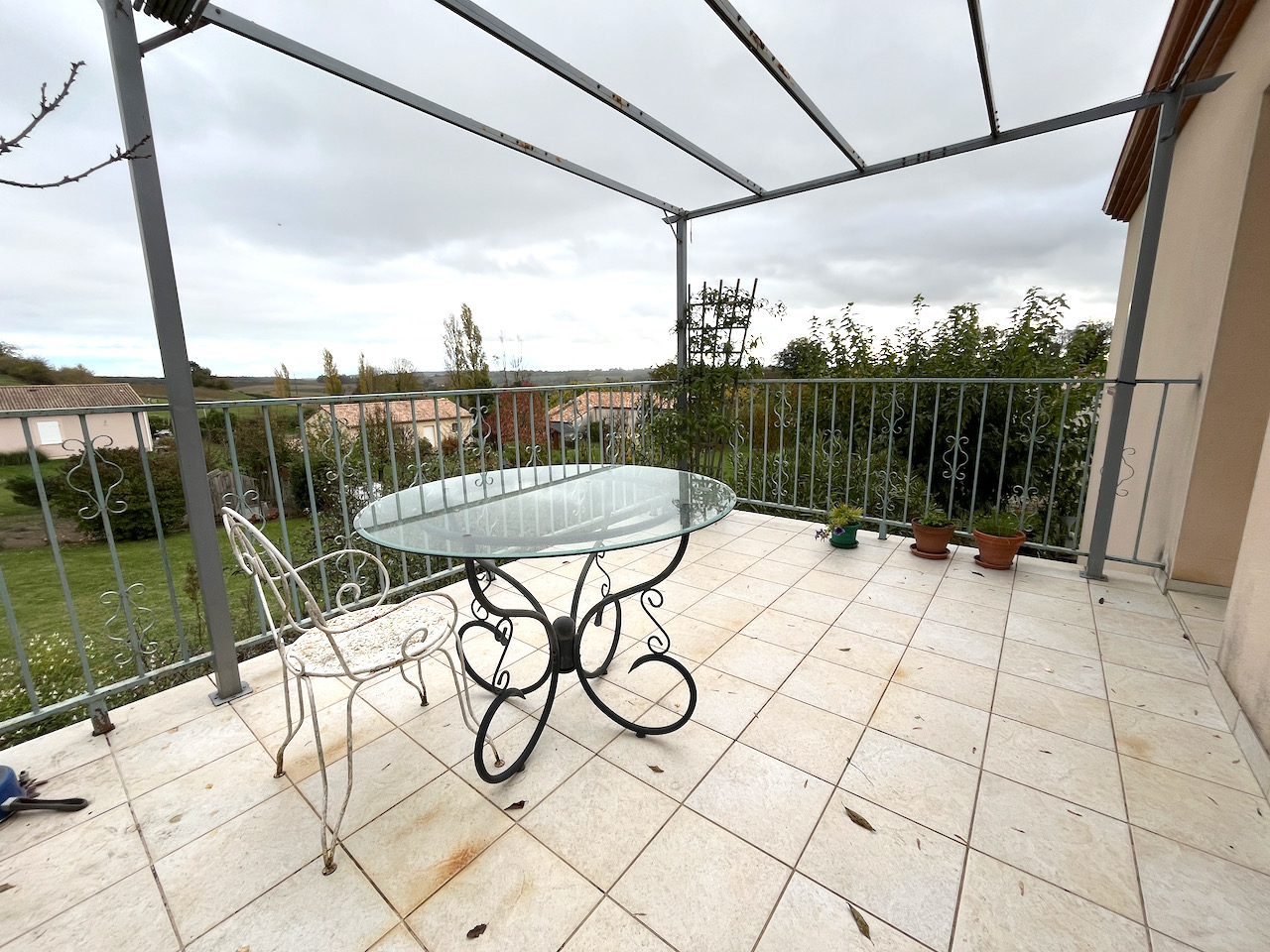 Photo Monbahus, maison de 2006 à louer de 99 m2 avec grand garage de 100 m2.  Ses atouts : * grande pièce de vie avec poêle à bois et vue sur les collines * cuisine équipée (plaques, four, hotte, meubles hautes et bas) * terrasse très agréable depuis la cuisine image 3/6