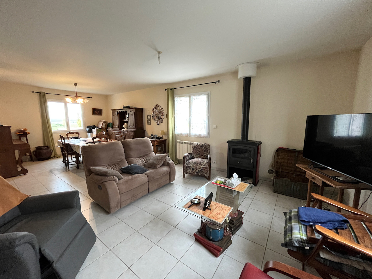 Photo Monbahus, maison de 2006 à louer de 99 m2 avec grand garage de 100 m2.  Ses atouts : * grande pièce de vie avec poêle à bois et vue sur les collines * cuisine équipée (plaques, four, hotte, meubles hautes et bas) * terrasse très agréable depuis la cuisine image 4/6