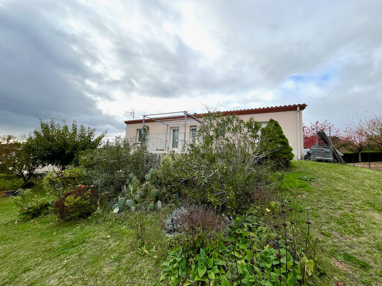 Photo Monbahus, maison de 2006 à louer de 99 m2 avec grand garage de 100 m2.  Ses atouts : * grande pièce de vie avec poêle à bois et vue sur les collines * cuisine équipée (plaques, four, hotte, meubles hautes et bas) * terrasse très agréable depuis la cuisine image 5/6