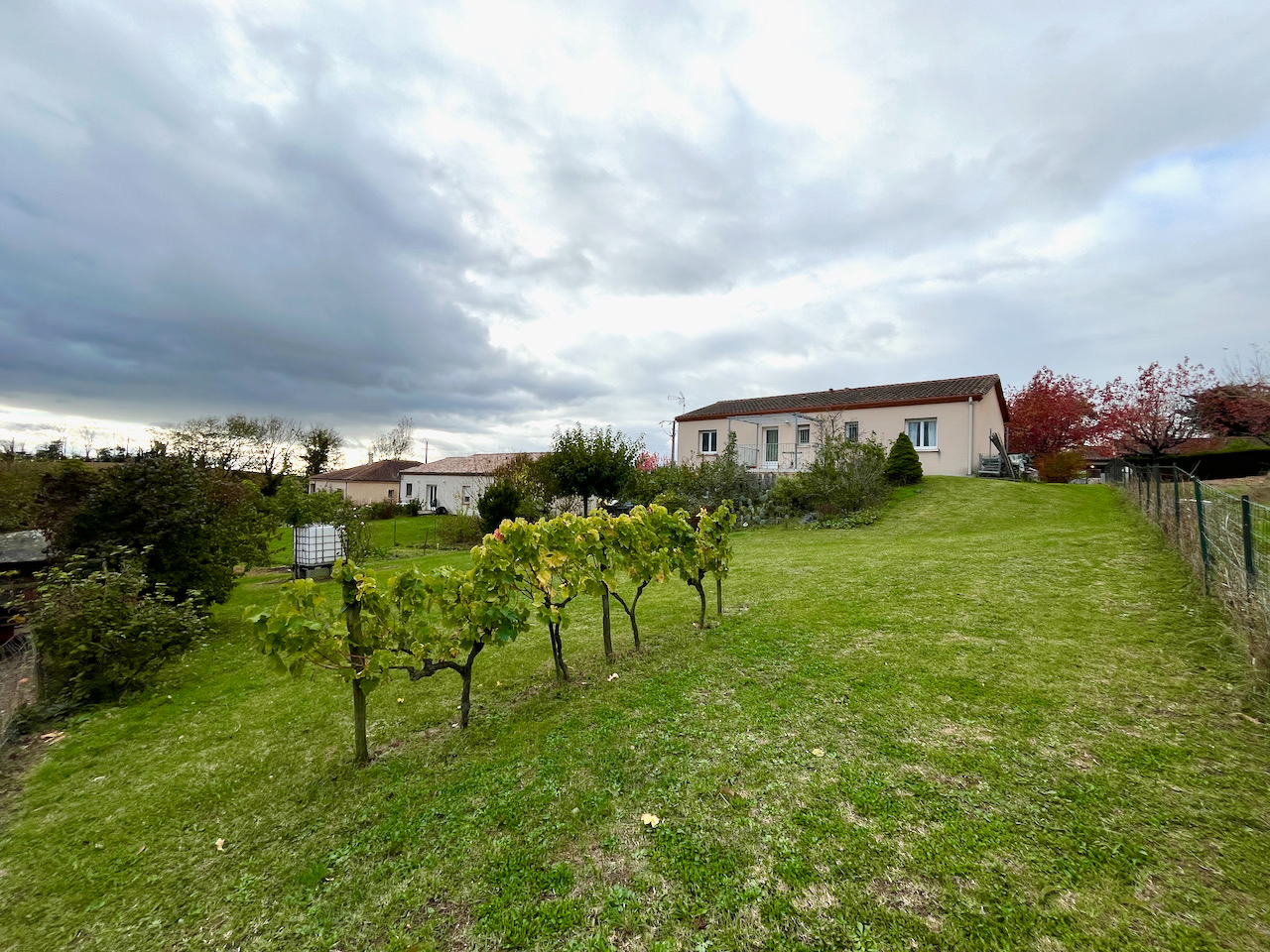 Photo Monbahus, maison de 2006 à louer de 99 m2 avec grand garage de 100 m2.  Ses atouts : * grande pièce de vie avec poêle à bois et vue sur les collines * cuisine équipée (plaques, four, hotte, meubles hautes et bas) * terrasse très agréable depuis la cuisine image 6/6