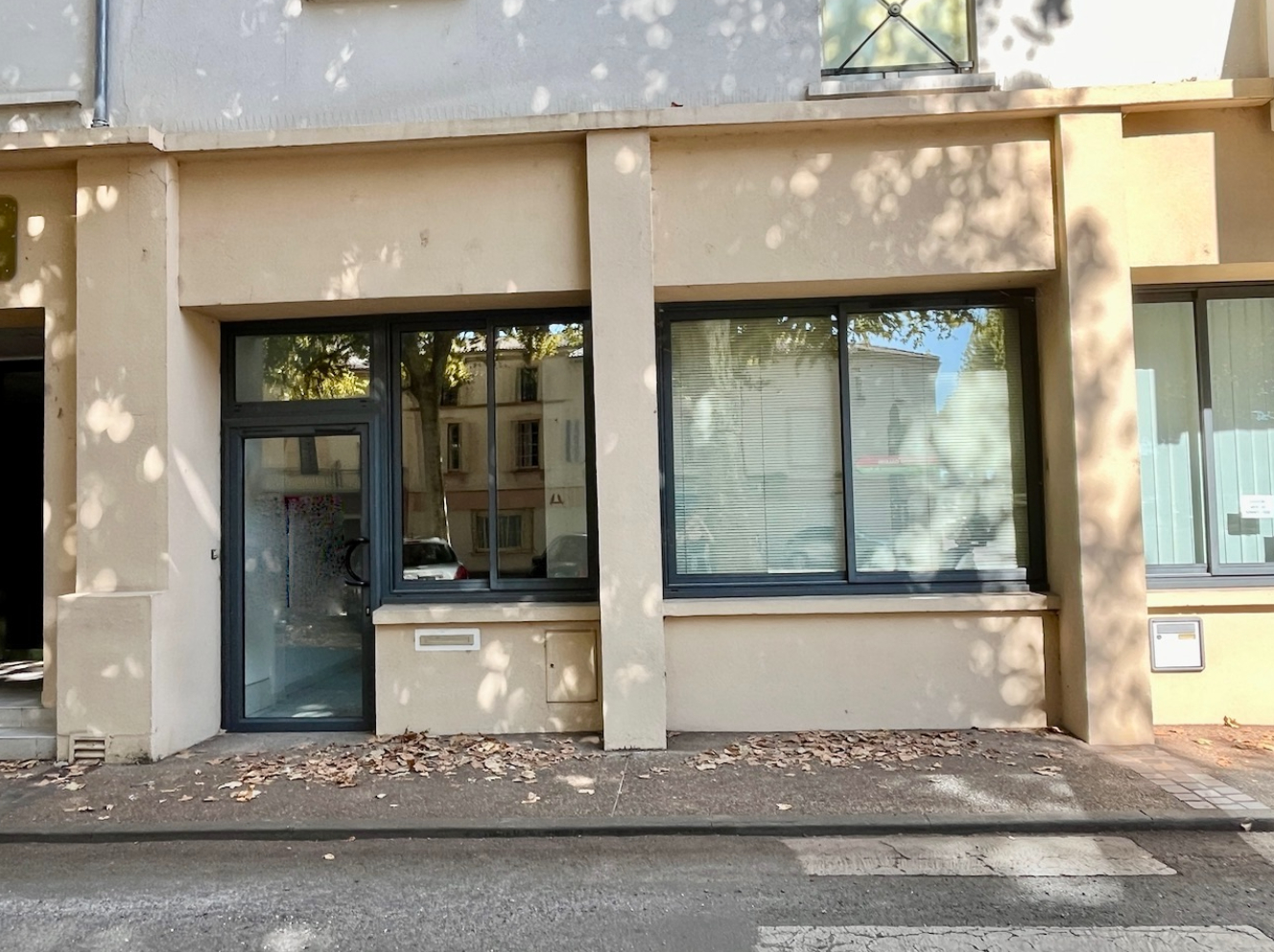 Villeneuve sur Lot, en centre ville avec parking juste devant, local commercial ou professionnel, idéal profession libérale ou monde associatif. Il offre une surface totale de 126 m²  avec pièce d'accueil, bureaux et sanitaires. Petit extérieur. Chauffage
