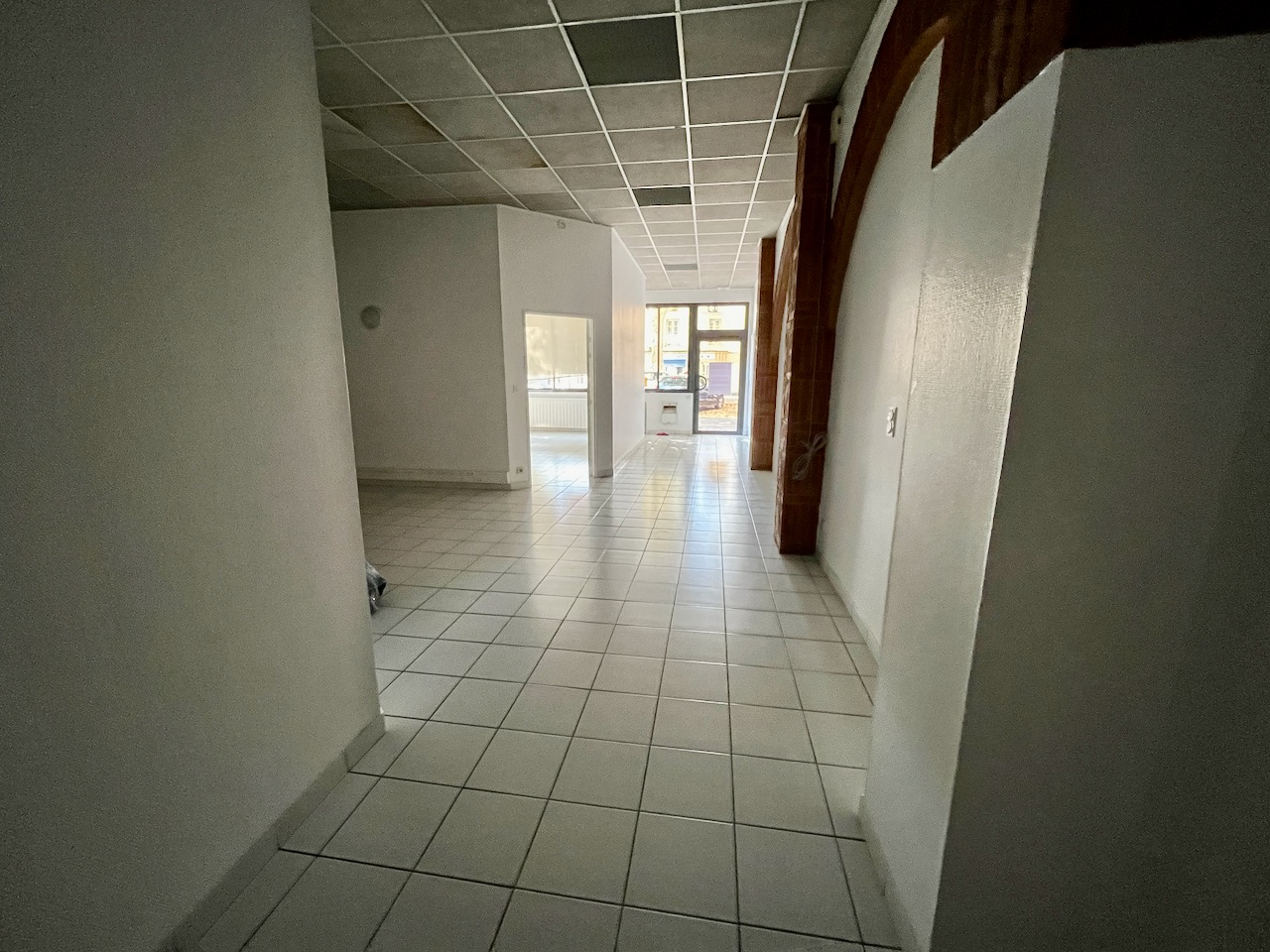 Photo Villeneuve sur Lot, en centre ville avec parking juste devant, local commercial ou professionnel, idéal profession libérale ou monde associatif. Il offre une surface totale de 126 m²  avec pièce d'accueil, bureaux et sanitaires. Petit extérieur. Chauffage image 2/6