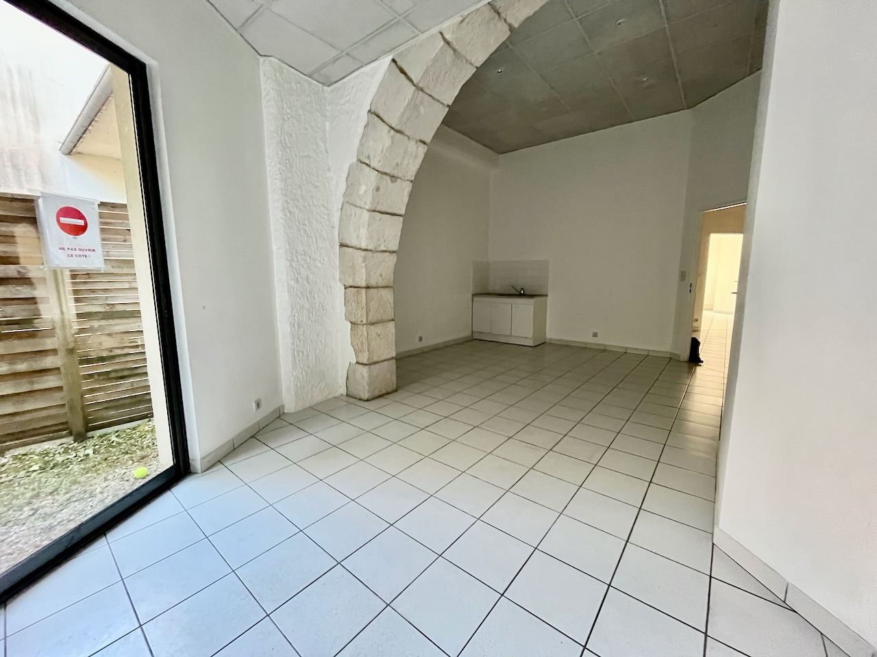 Photo Villeneuve sur Lot, en centre ville avec parking juste devant, local commercial ou professionnel, idéal profession libérale ou monde associatif. Il offre une surface totale de 126 m²  avec pièce d'accueil, bureaux et sanitaires. Petit extérieur. Chauffage image 6/6