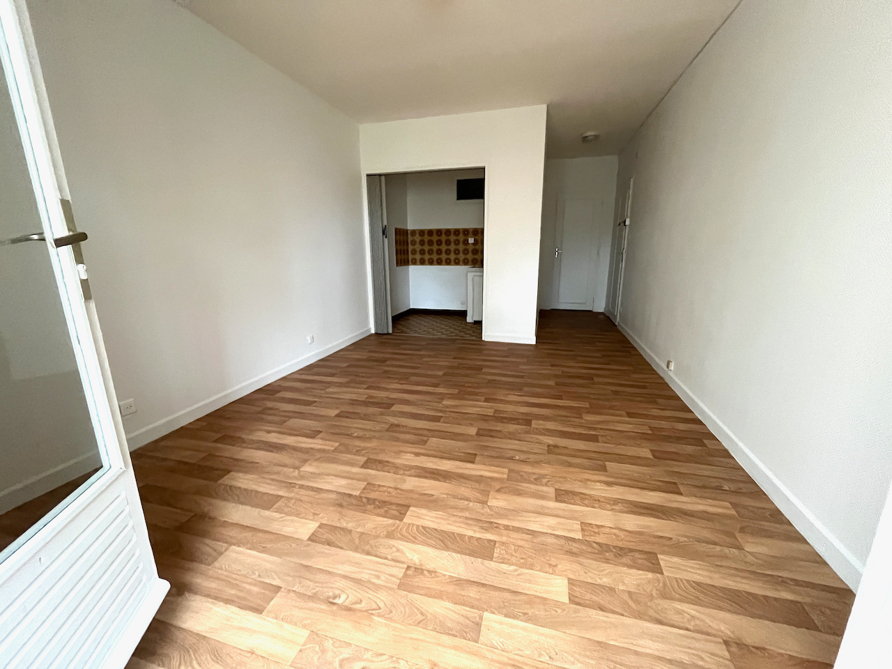 Villeneuve sur Lot, appartement T1 non meublé de 24,22 m² avec véranda en plus de 15 m² avec vue sur un bosquet, salle de bains avec WC et entrée avec placard. Cuisine nue.  Calme garanti, vue dégagée très agréable. Il est situé au 1er étage d'une résiden
