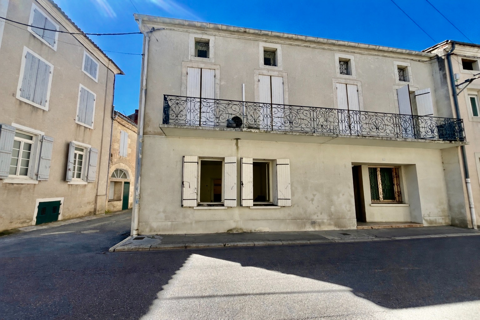Secteur Sainte-Livrade-sur-Lot (47110), venez découvrir cet immeuble à fort potentiel (ancien cabinet dentaire), situé en plein coeur du centre-ville et proche de toutes les commodités. D'une surface habitable de 285,76 m² répartie sur 12 pièces : Au rez-