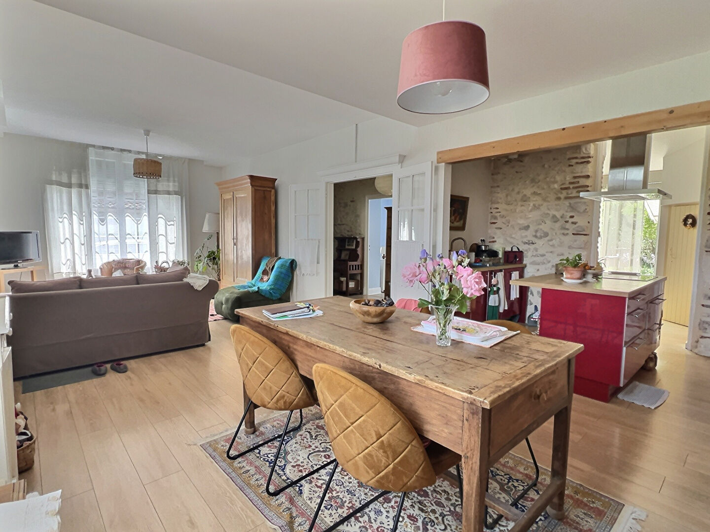 Découvrez cette agréable maison de ville entièrement rénovée récemment, offrant environ 142 m² habitables et un cadre de vie pratique grâce à sa proximité immédiate des commerces, écoles et services. Dès l'entrée, vous serez séduits par les beaux volumes