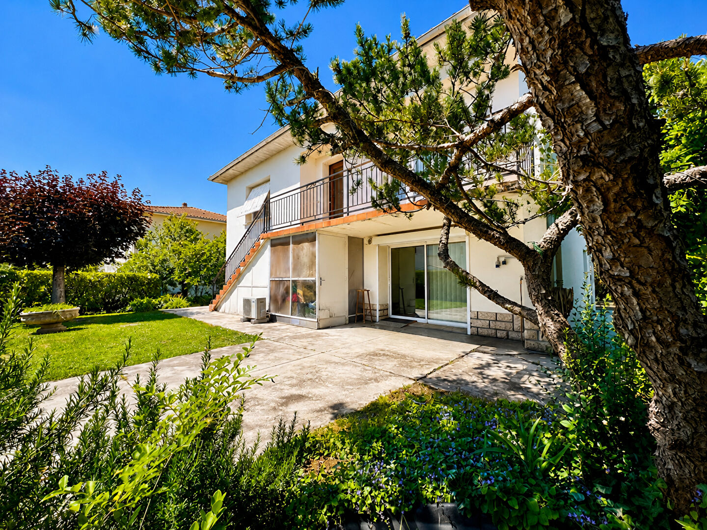 Secteur Villeneuve-sur-Lot - Maison individuelle avec ascenseur et jardin. Située dans un quartier calme à proximité  du centre-ville, cette maison individuelle d'environ 137 m² offre un beau potentiel. Au rez-de-chaussée, une spacieuse cuisine d'été  cli