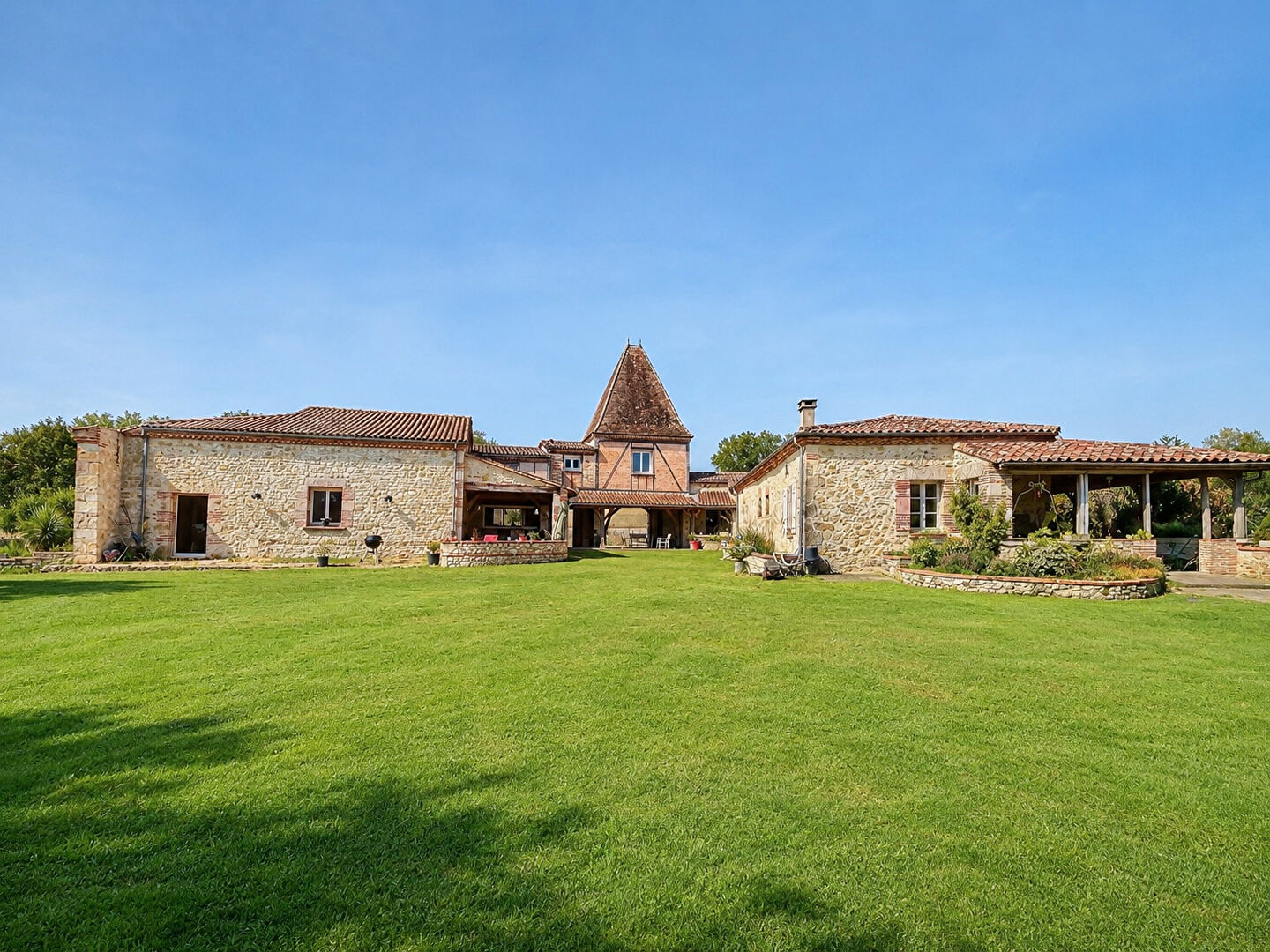 Au Lédat, dans un environnement campagne à seulement quelques minutes des commodités, découvrez cet ensemble immobilier composé de trois logements pour une surface habitable totale d'environ 316 m². La maison principale de 182 m², ancienne grange rénovée