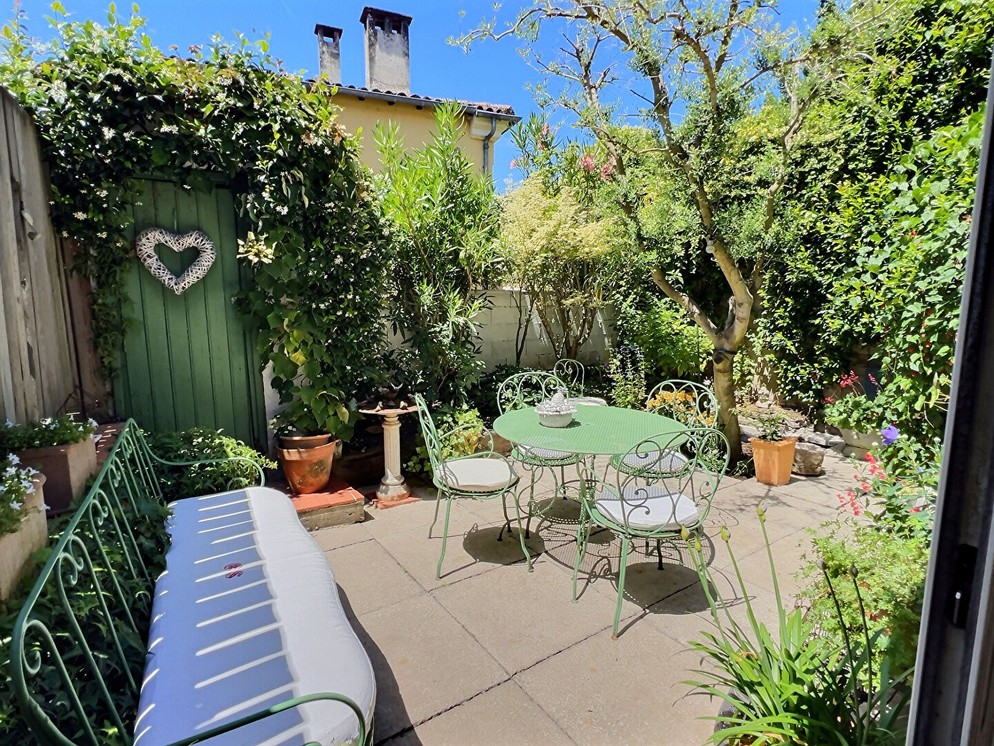 Maison de ville  avec jardin  à Villeneuve-sur-Lot À deux pas du centre-ville  découvrez cette charmante maison de ville d'environ 140 m² habitables, répartie sur trois niveaux, alliant le cachet de l'ancien au confort moderne. Vous profiterez d'un charma