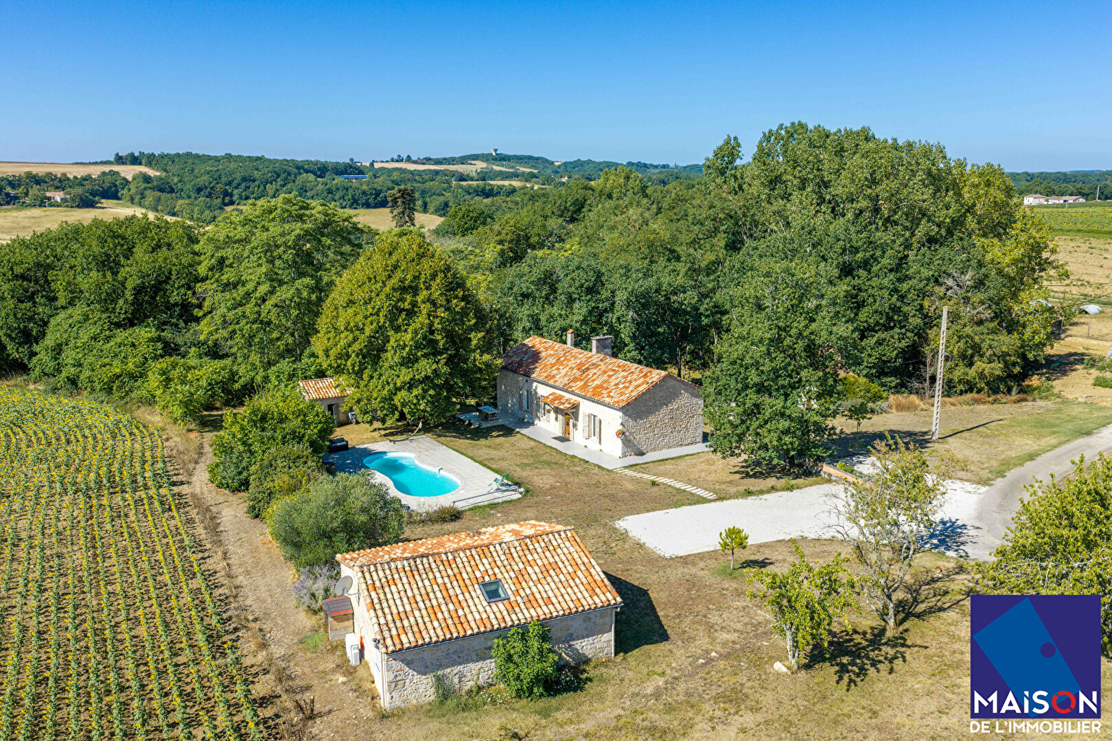 Entre Villeneuve-sur-Lot et Agen, Propriété en pierre avec gîte, piscine et pigeonnier Dans la campagne venez découvrir cette belle propriété en pierre pleine de charme, composée d'une maison principale d'environ 193 m², d'un gîte entièrement rénové d'e