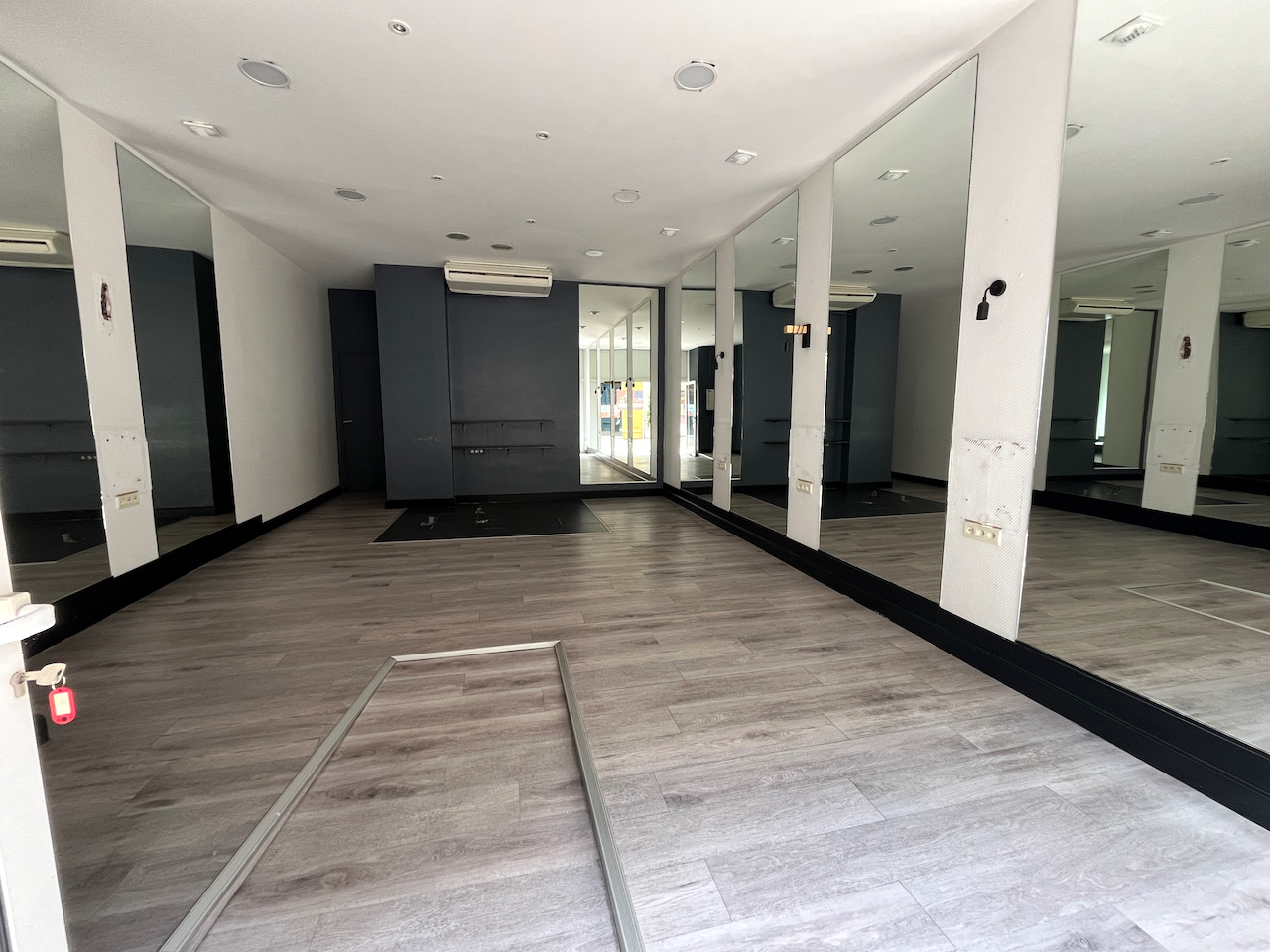 Photo Local commercial à louer dans la rue de Paris. Prix raisonnable. Emplacement numéro 1 à Villeneuve sur Lot image 2/6