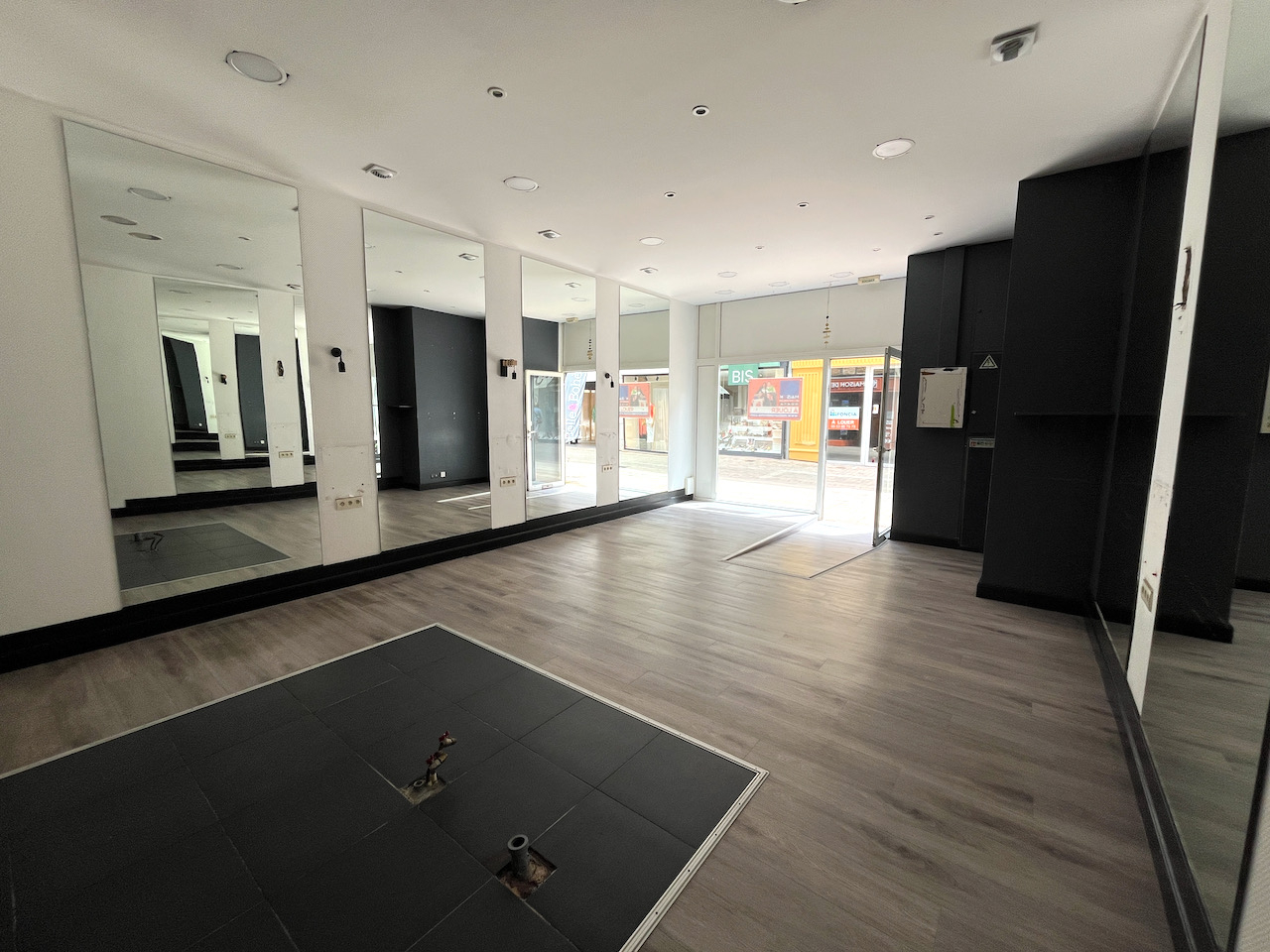 Photo Local commercial à louer dans la rue de Paris. Prix raisonnable. Emplacement numéro 1 à Villeneuve sur Lot image 3/6